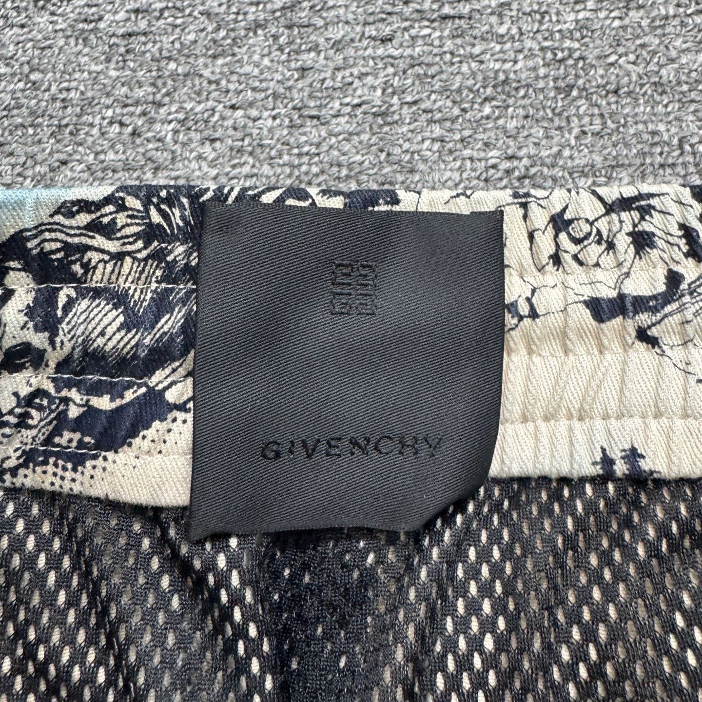 Givenchy Givenchy Gothic all over print short 46 98 new Size US 30 / EU 46 - 2 Thumbnail