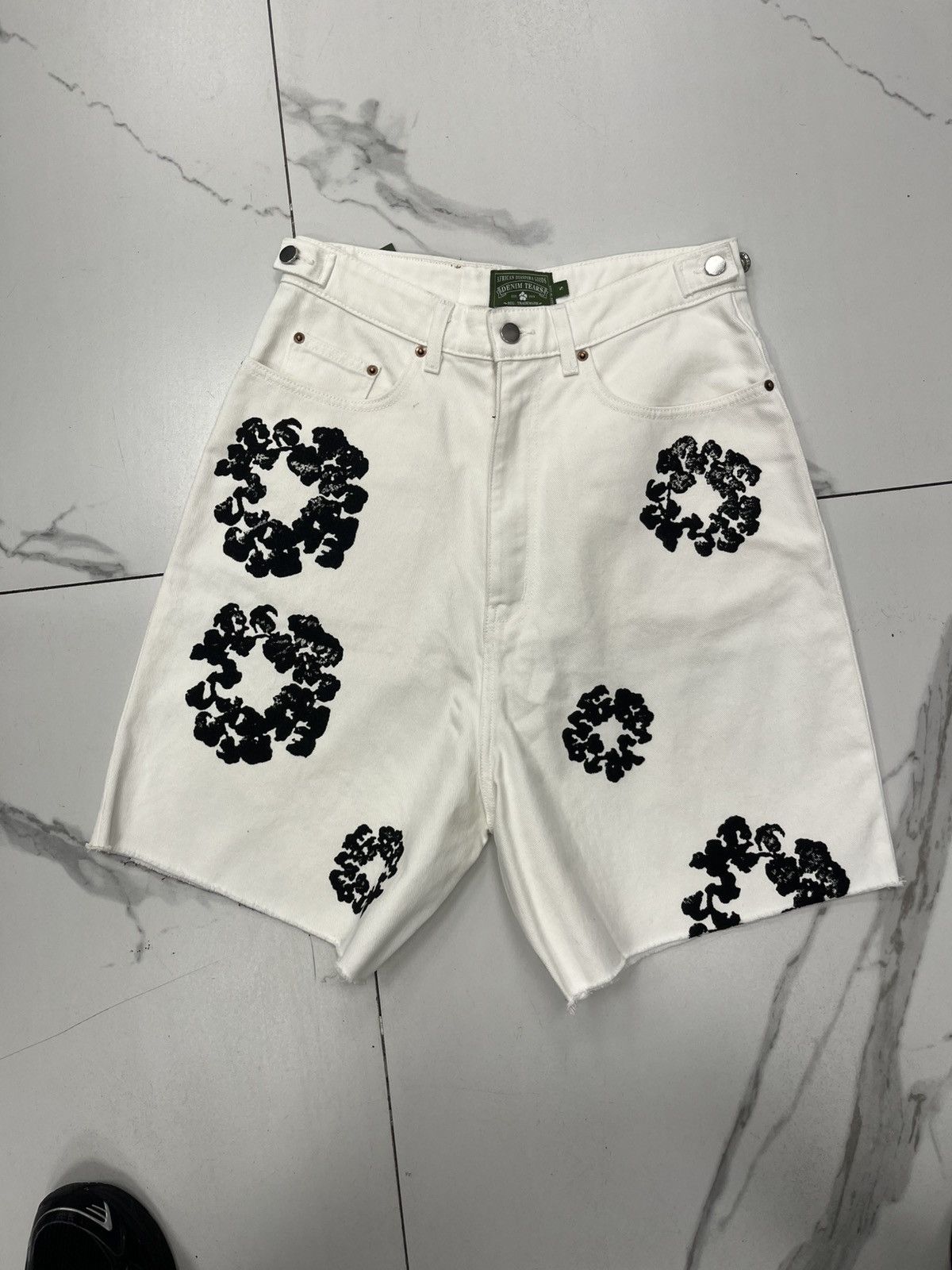 DENIM TEARS Denim Tears The Cotton Wreath Jean Short "White" Size US 32 / EU 48 - 1 Thumbnail