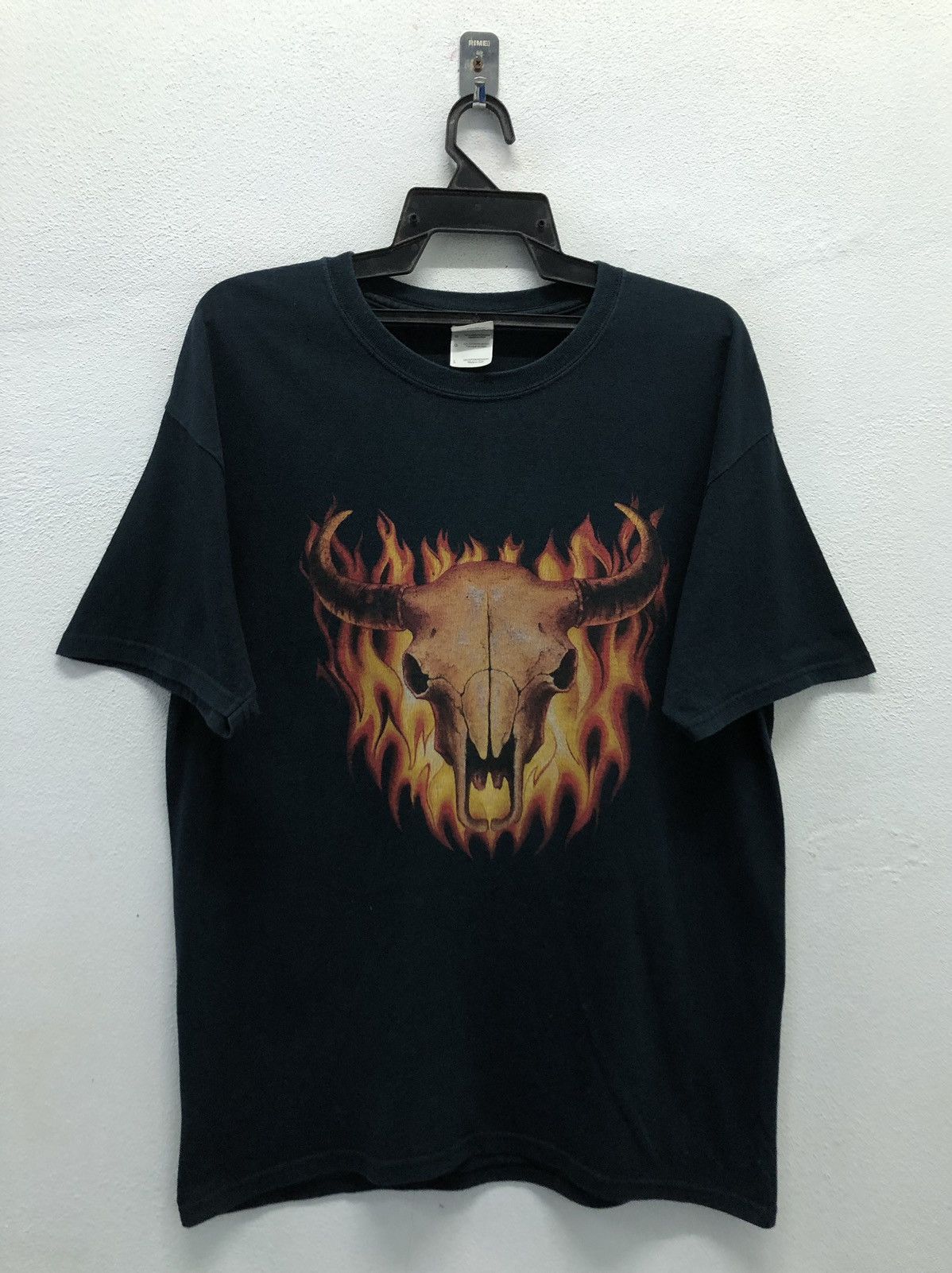 Vintage Vintage Gildan Flaming Buffalo Skull T-Shirt Size US L / EU 52-54 / 3 - 1 Thumbnail