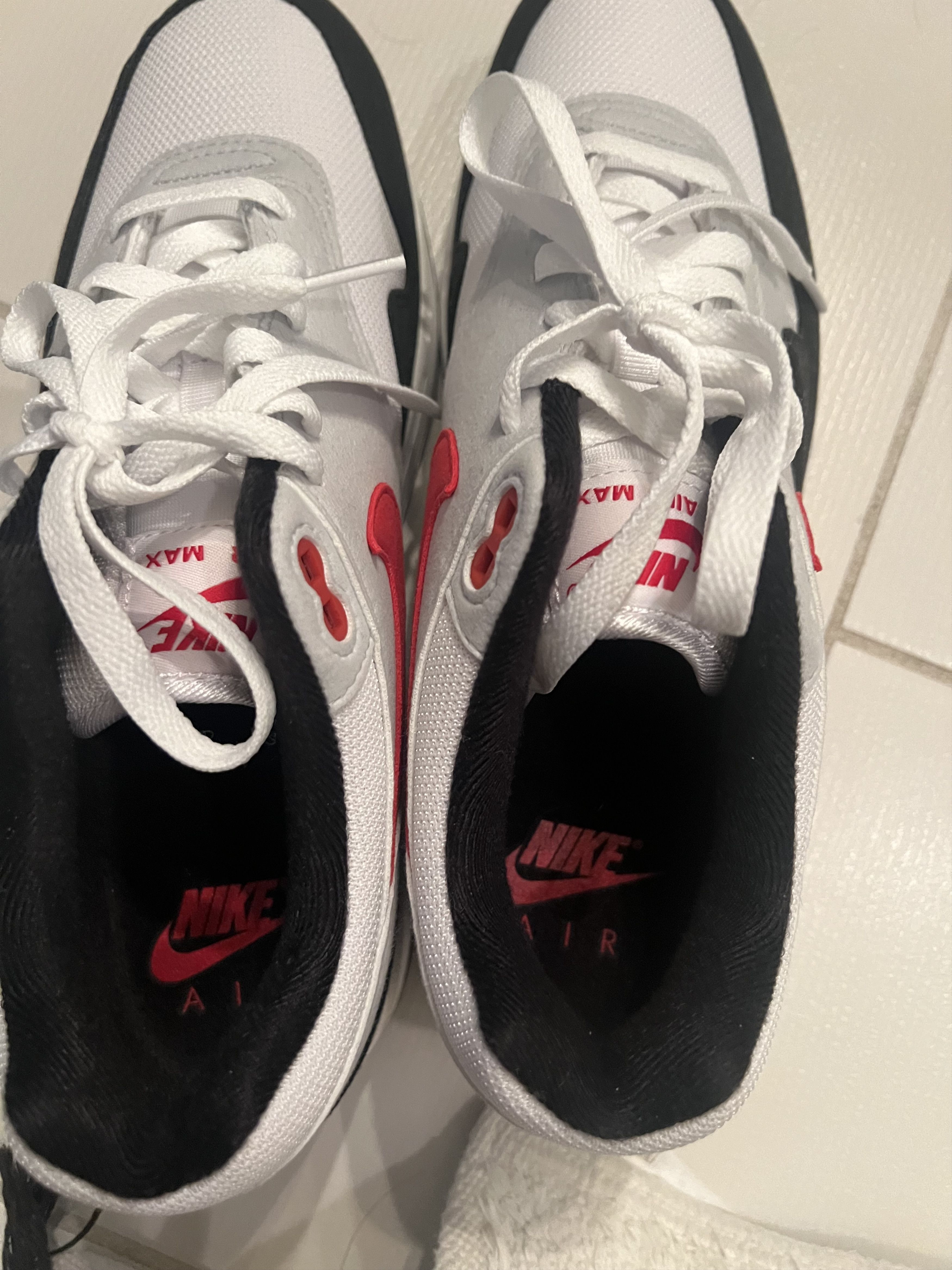 Nike NIKE AIR MAX 1 White & University Red Size US 9.5 / EU 42-43 - 3 Thumbnail