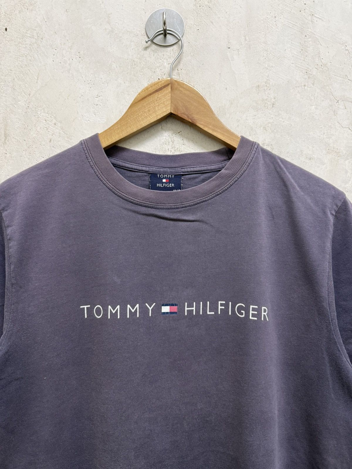 Tommy Hilfiger 2000s Faded Black Tommy Hilfiger Center Spellout Shirt Size US S / EU 44-46 / 1 - 2 Thumbnail