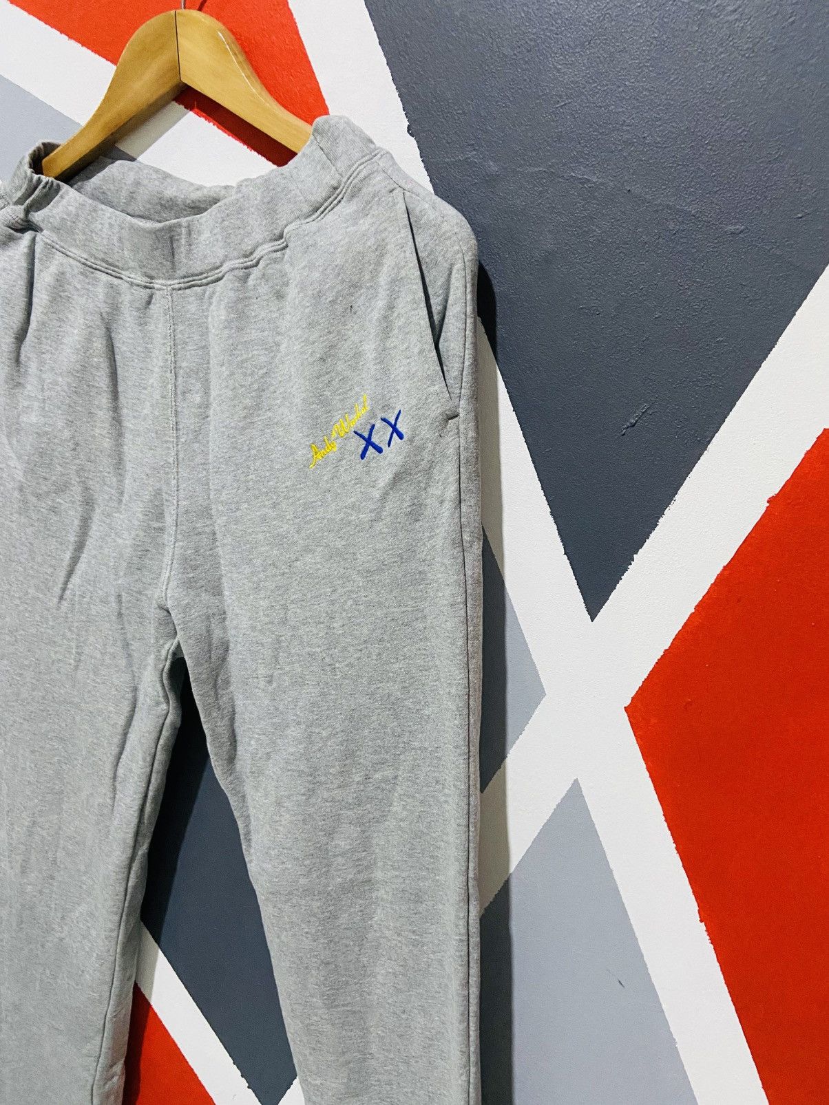 Andy Warhol × Kaws × Uniqlo Uniqlo X Kaws X Andy Warhol Sweatpants Size US 29 - 2 Thumbnail