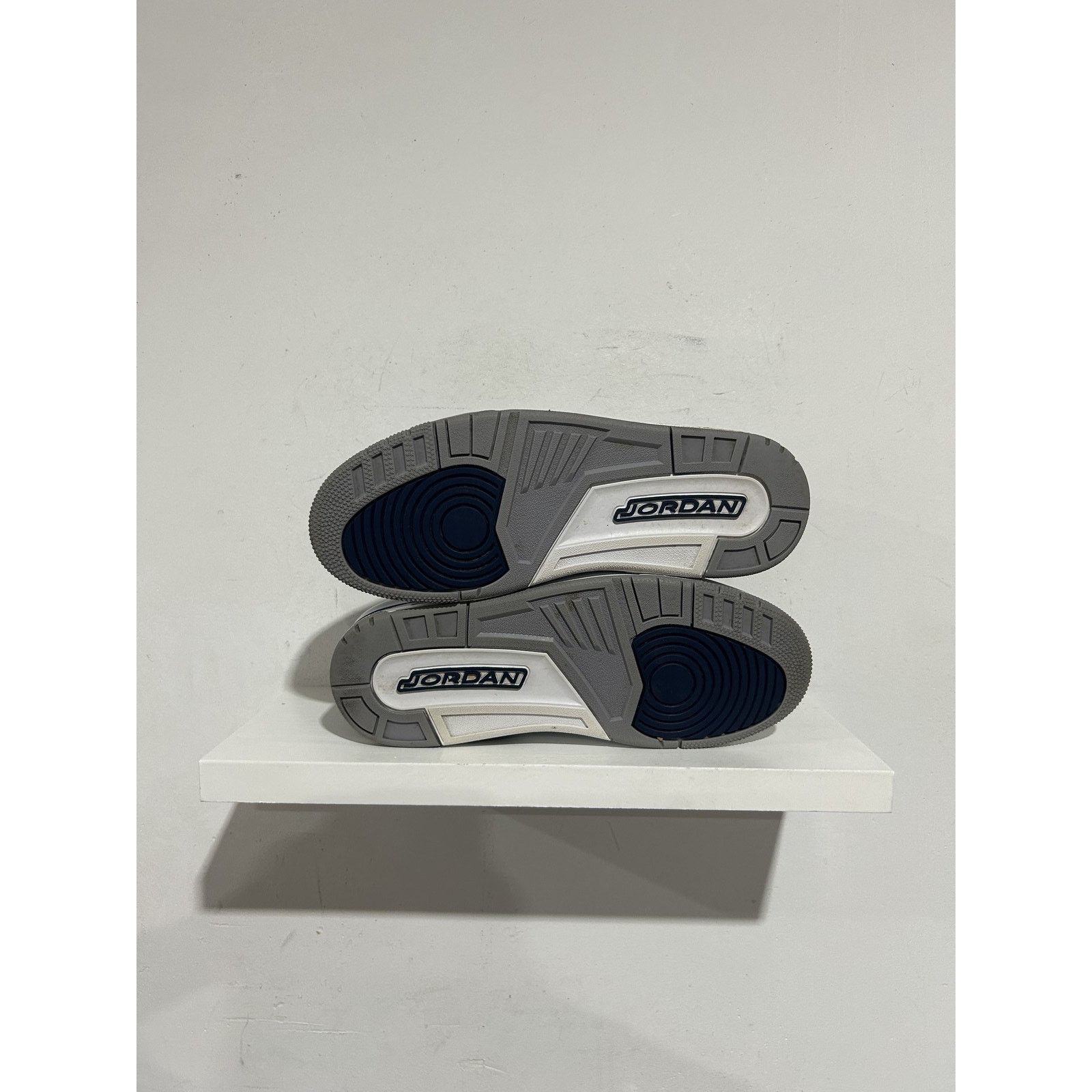 Nike JORDAN 3 RETRO GEORGETOWN SIZE 9.5 PREOWNED Size US 9.5 / EU 42-43 - 4 Thumbnail