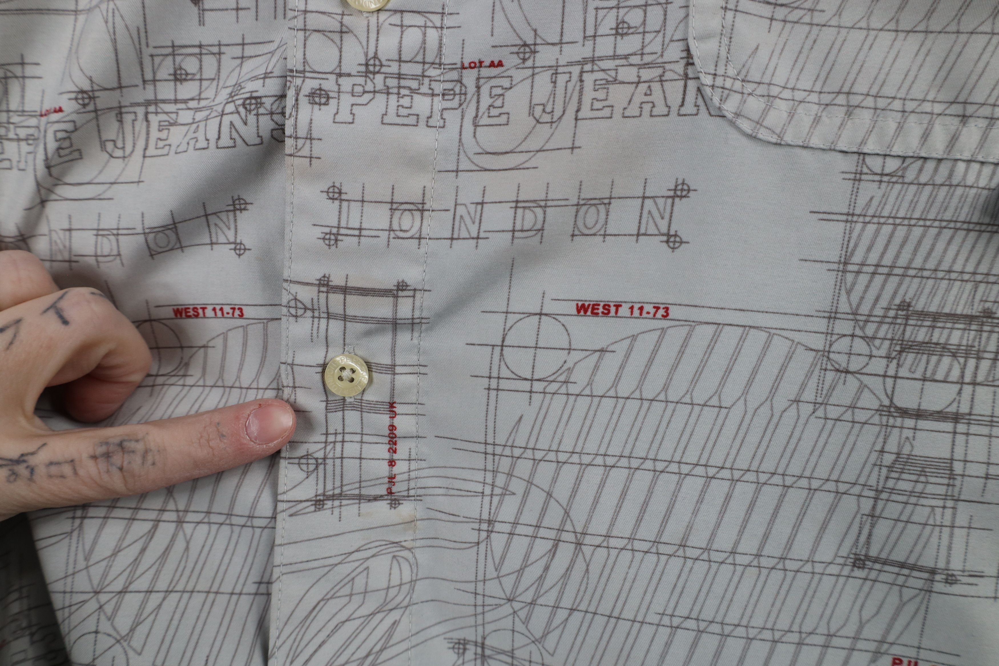 Vintage Vintage 90s Y2K Pepe Jeans Over Print Collared Button Shirt Size US XL / EU 56 / 4 - 4 Thumbnail