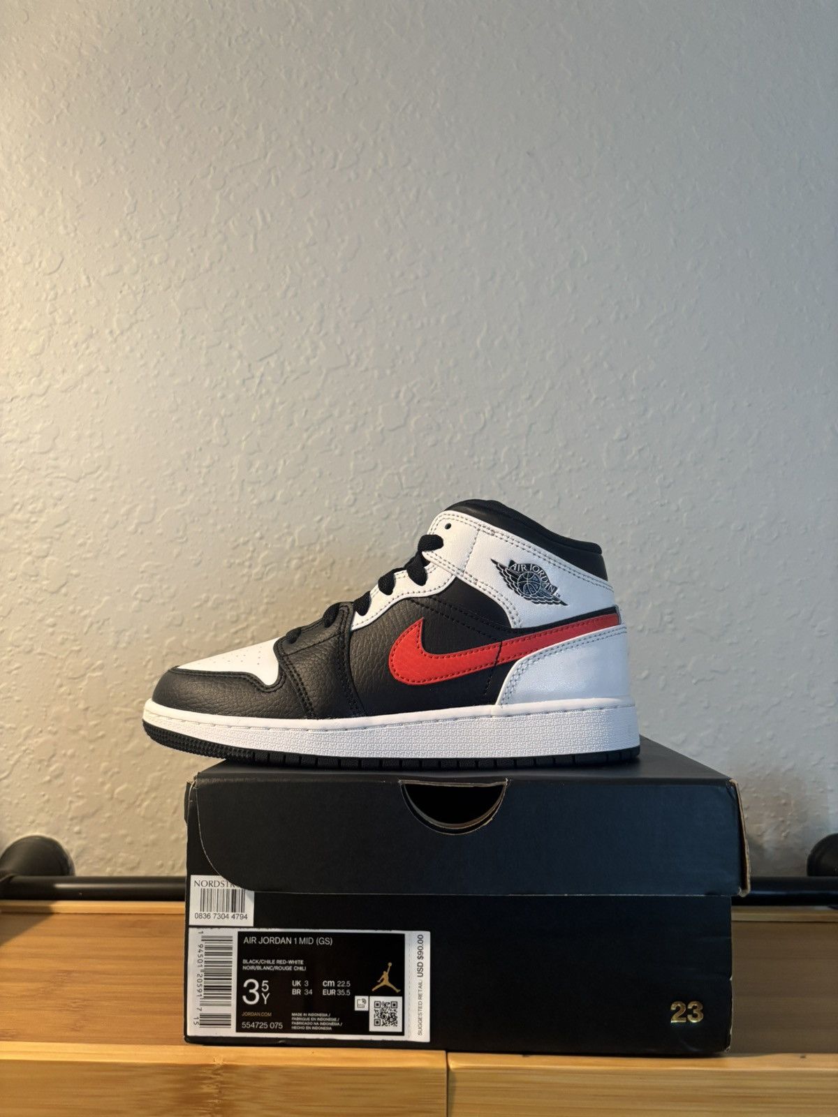 Jordan Brand Jordan 1 Mid White Black Chile Red (GS) US SIZE 3.5Y Size US 5.5 / IT 35.5 - 6 Thumbnail
