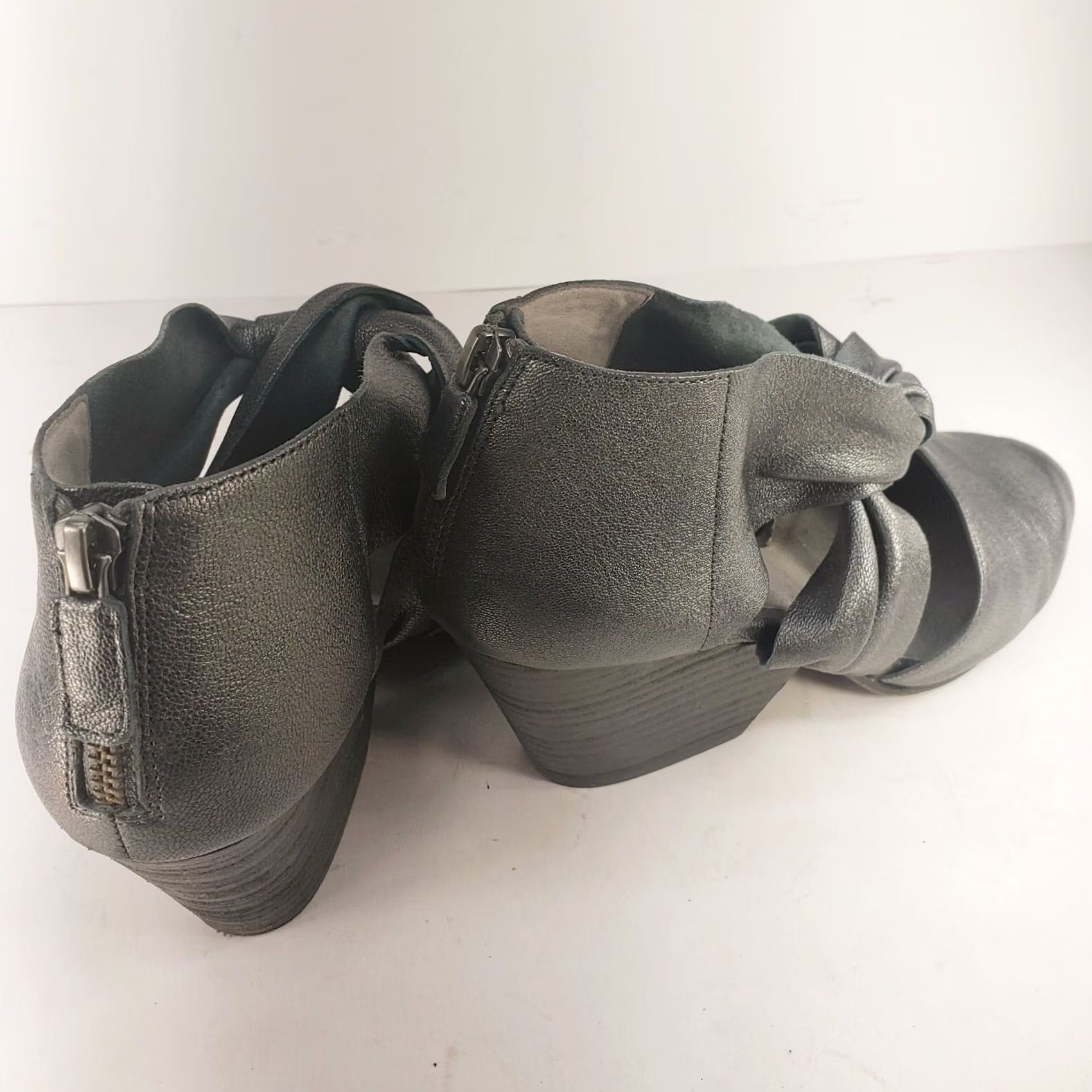 Eileen Fisher Eileen Fisher Silver Metallic Strappy Sandals Women 7.5 Closed Pointed Toe Leather Leather Zip Flat Sandal Womens Silver 7.5 Vintage No Size US 8 / IT 38 - 4 Thumbnail