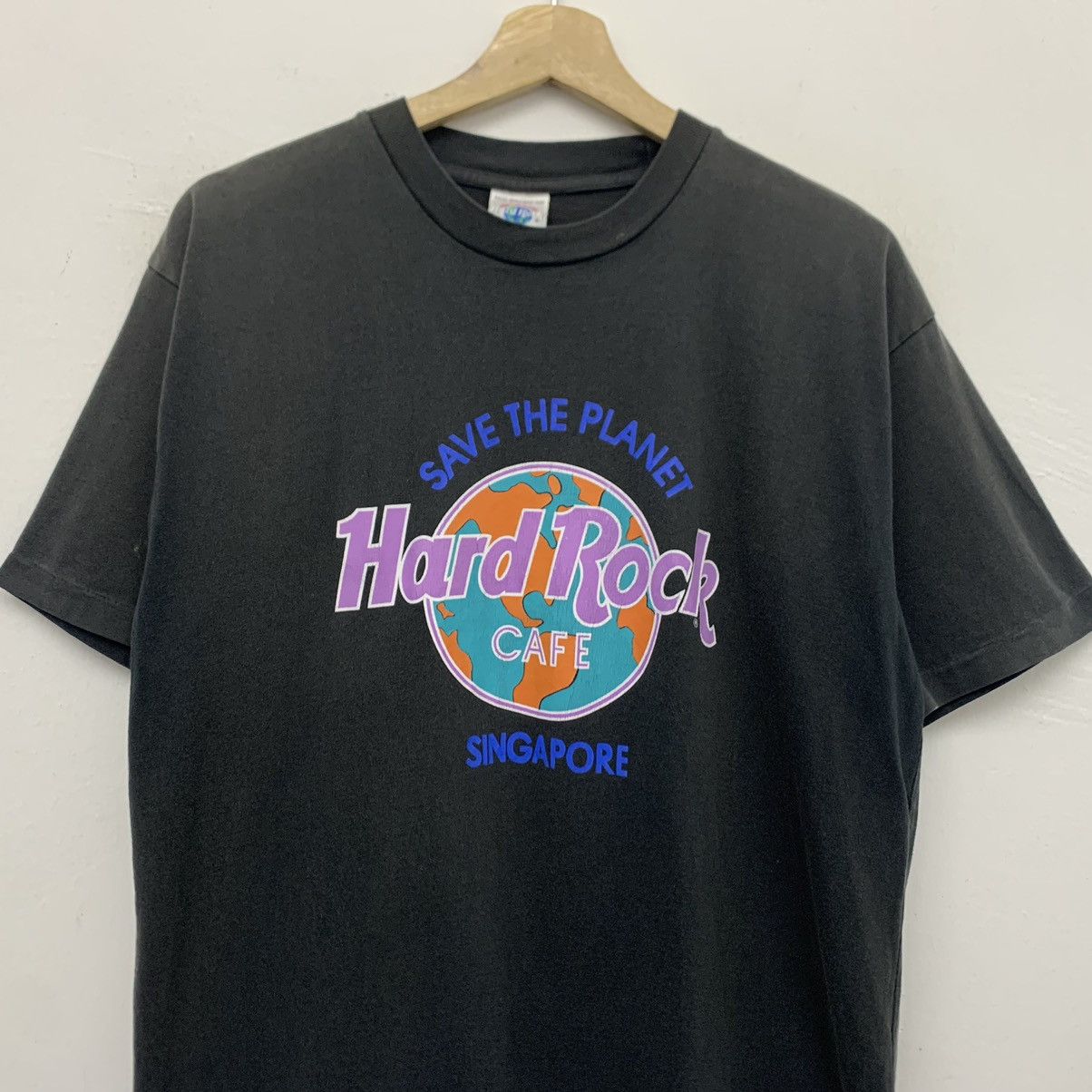 Hard Rock Cafe Vintage 90s Hard Rock Cafe Singapore Tshirt Size US M / EU 48-50 / 2 - 3 Thumbnail