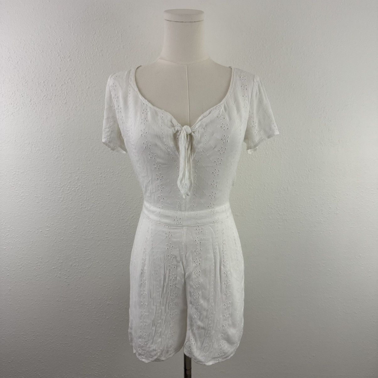 Hollister HOLLISTER White Eyelet Lace Short Sleeve Romper Shorts Size XS / US 0-2 / IT 36-38 - 2 Thumbnail