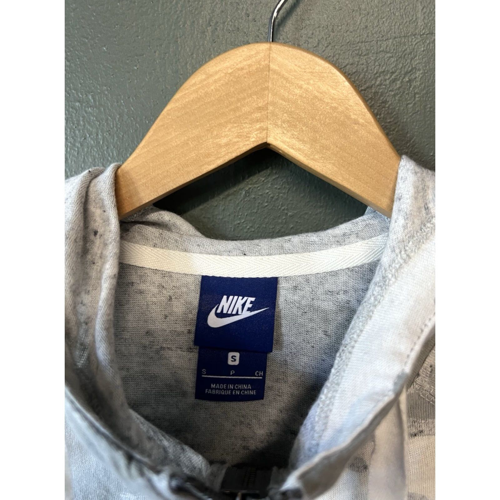 Nike Nike Sportswear Womens Gray Camo Full Zip Hooded Jacket Jacket Small Gray Womens Nike Sportswear Full Zip Hooded Jacket S Womens Size S / US 4 / IT 40 - 3 Thumbnail