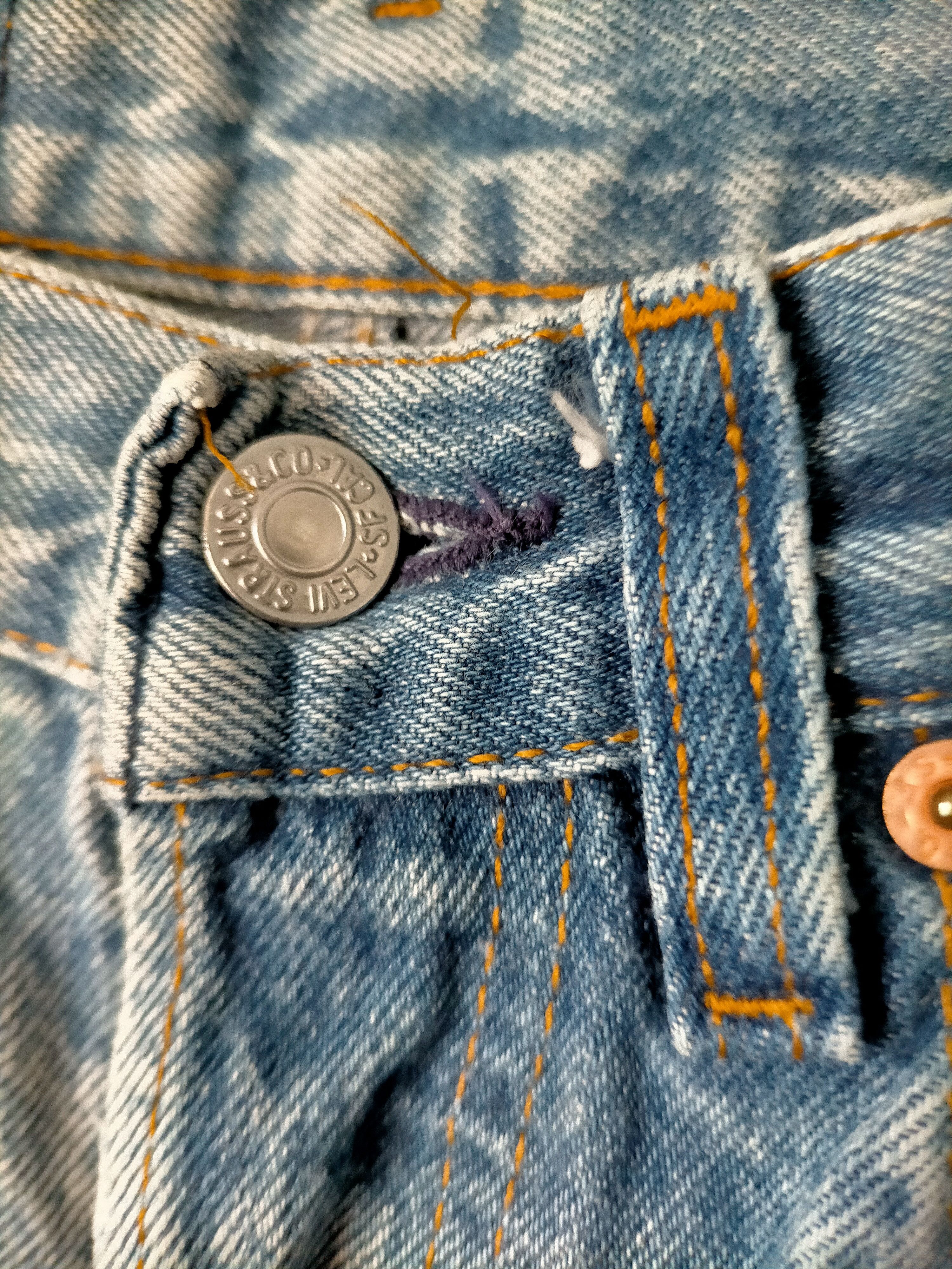 Levi's Vintage Clothing Vintage Levis 501 Usa Button Fly 520 Blue Jeans Size US 31 - 22 Thumbnail