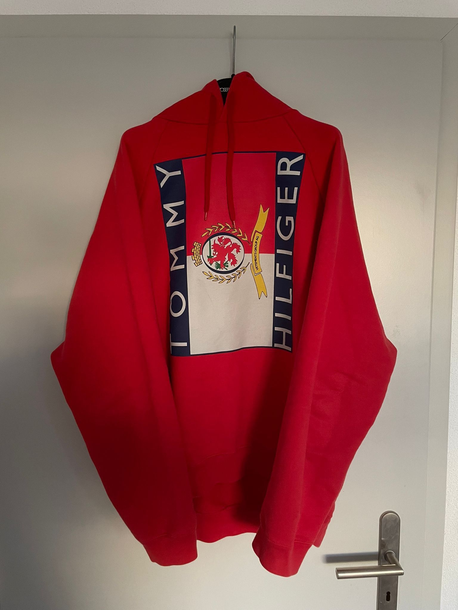 Tommy Hilfiger × Vetements Vetements x Tommy Hilfiger Big Flag Logo Hoodie Size US S / EU 44-46 / 1 - 2 Thumbnail