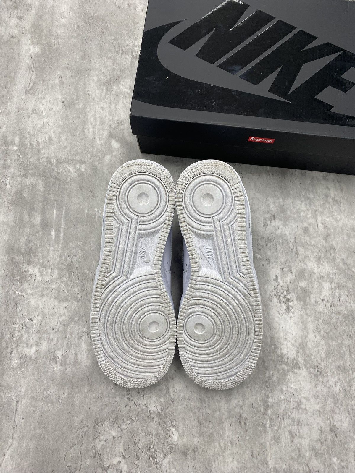 Nike × Supreme Size 7M - Nike Air Force 1 Supreme “White” Size US 7 / EU 40 - 4 Thumbnail
