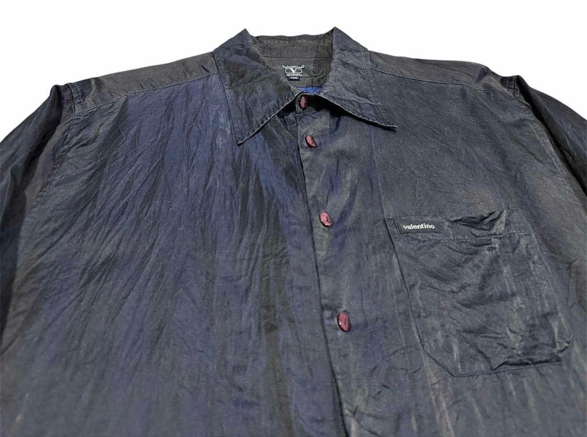 Designer × Japanese Brand × Valentino 🔥Rare Vintage Valentino Waxed Shirt Black Iridescent Blue Size US XL / EU 56 / 4 - 4 Thumbnail