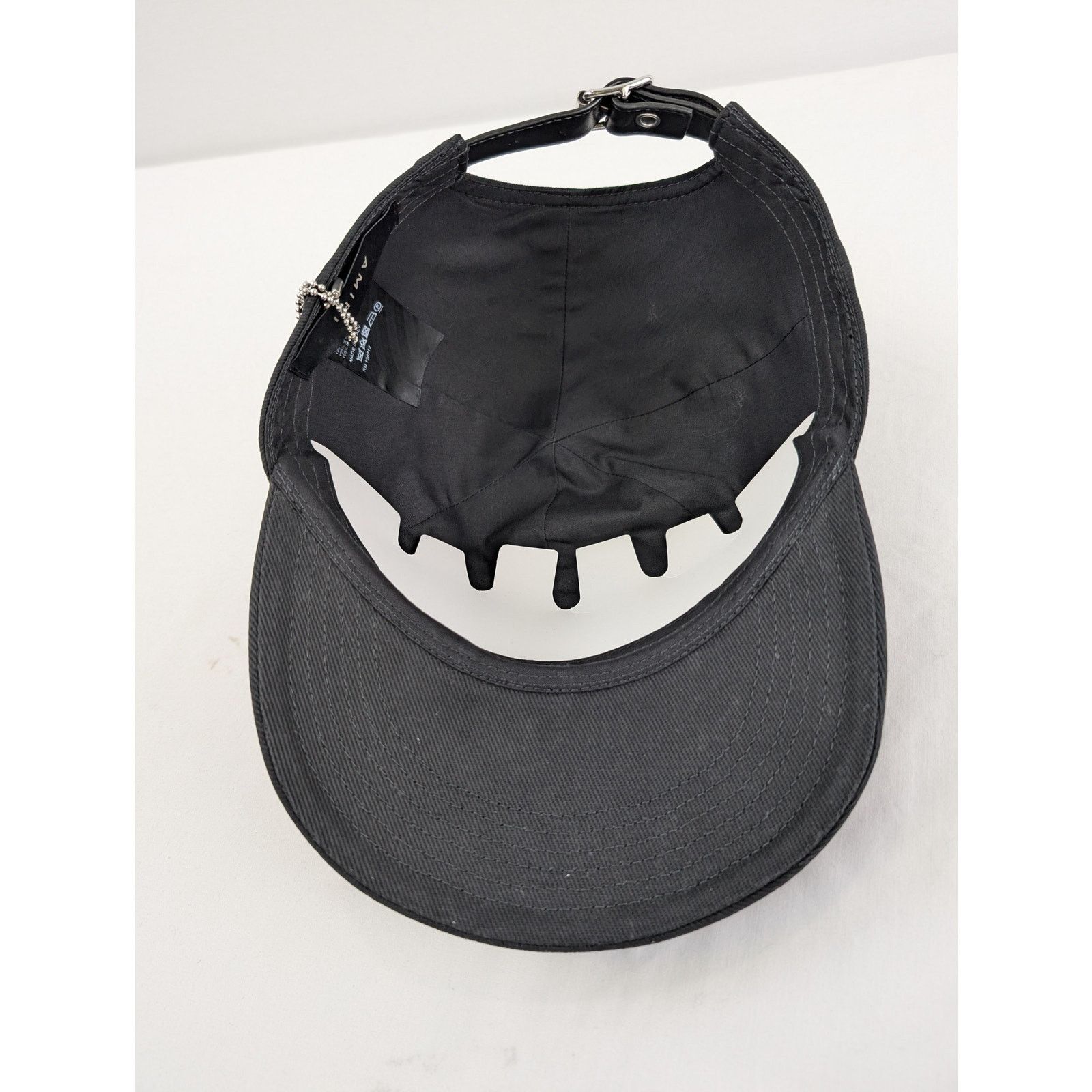 Amiri o1rshd1 Q:3 / Size: OS / Baroque Logo Dad Hat / Cap in Black Size ONE SIZE - 8 Thumbnail