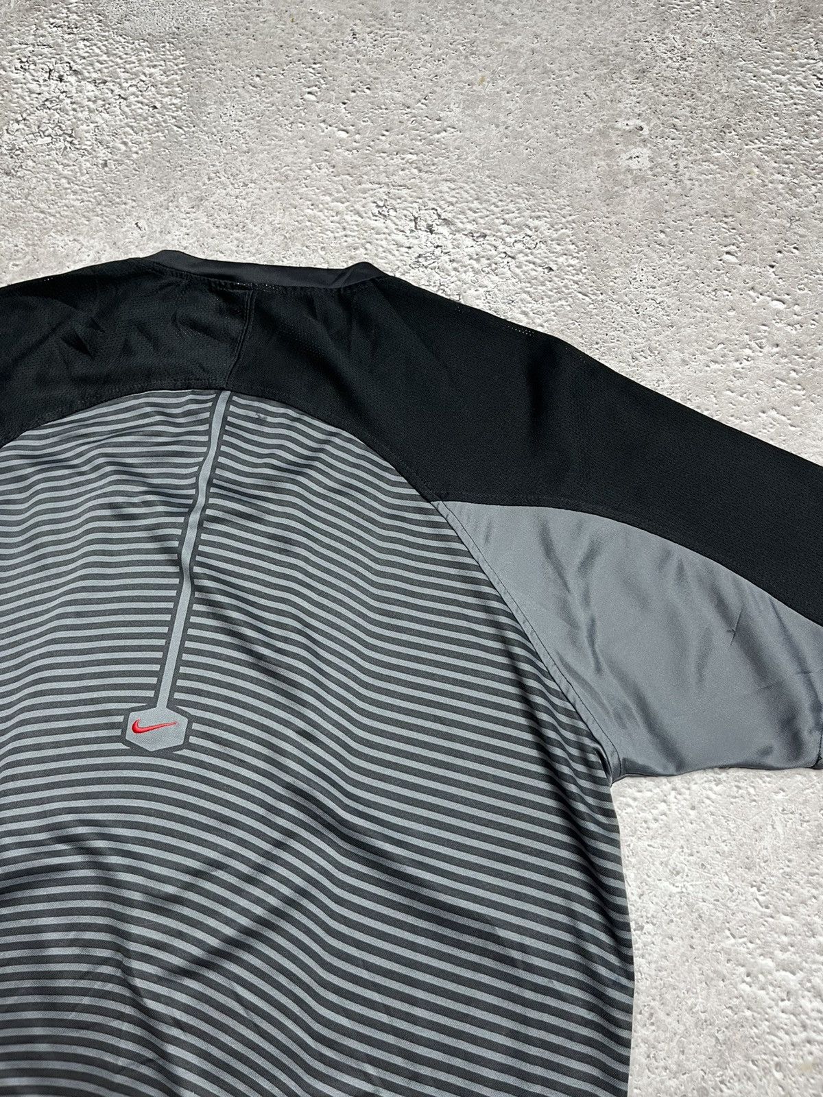 Nike Vintage Nike TN Y2K Tech Streetwear Gray Black T Shirt Size US L / EU 52-54 / 3 - 12 Thumbnail