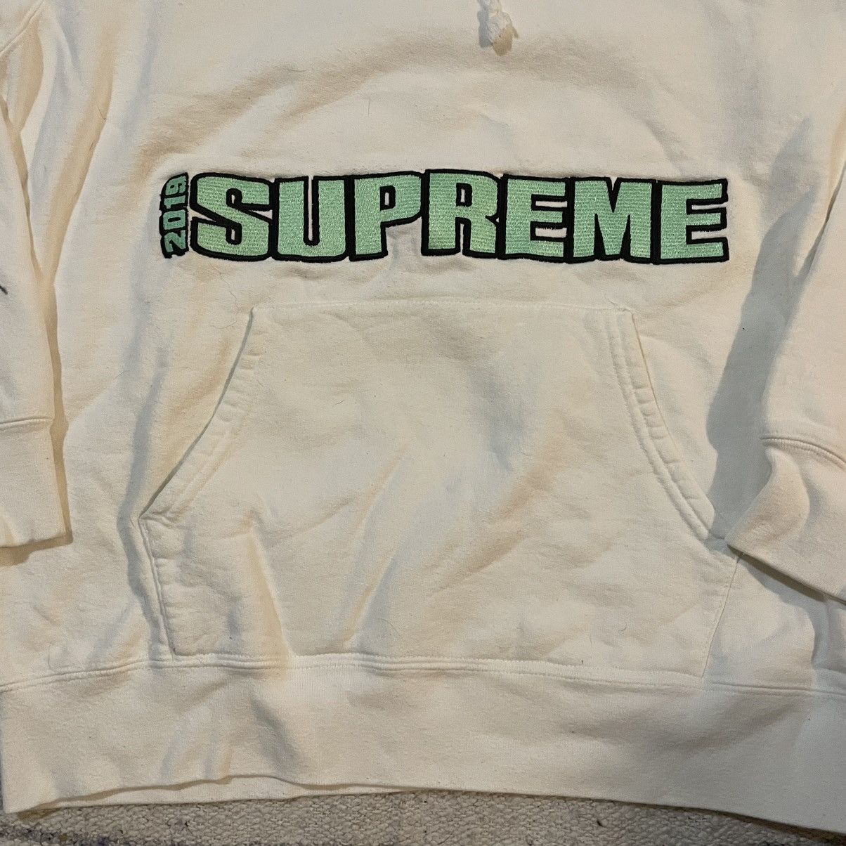 Supreme Supreme 2019 Embroidered Logo Hooded Sweatshirt Size L White Size US L / EU 52-54 / 3 - 4 Thumbnail