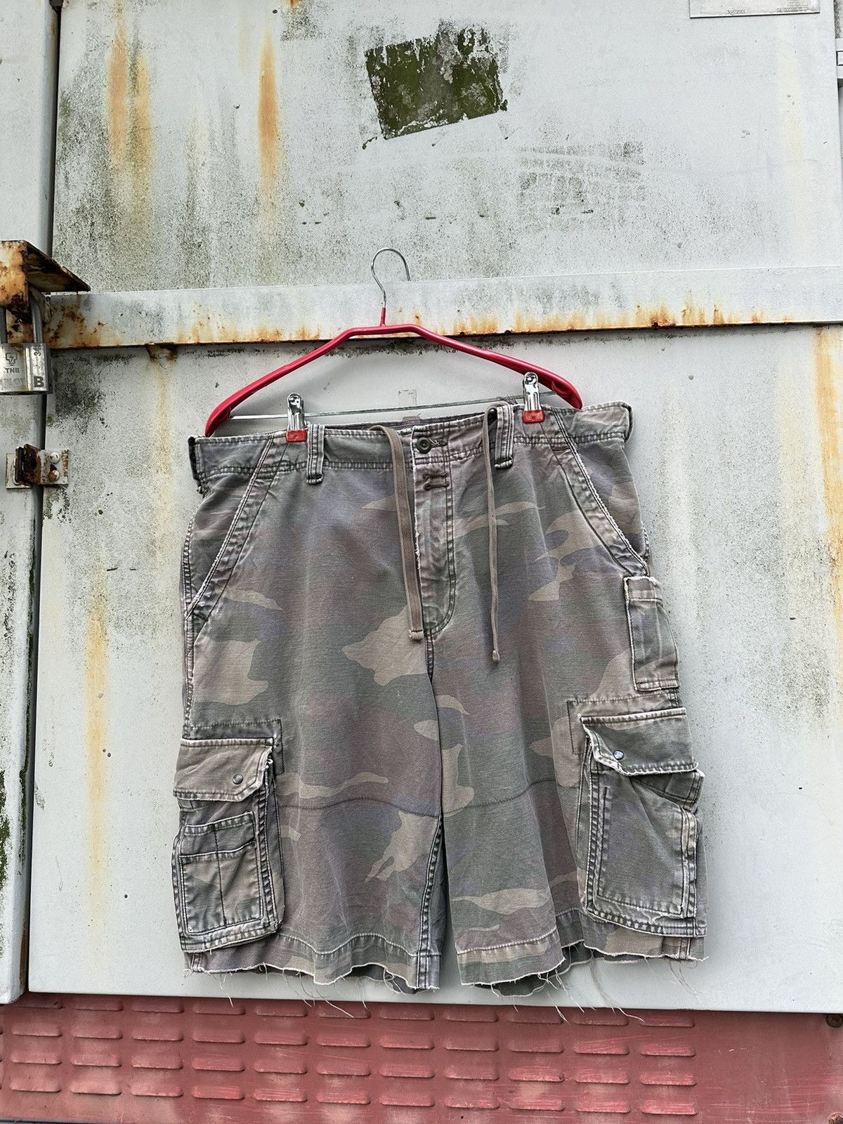 Vintage Vintage THRASHED Old Navy Camo Cargos Size US 35 - 4 Thumbnail