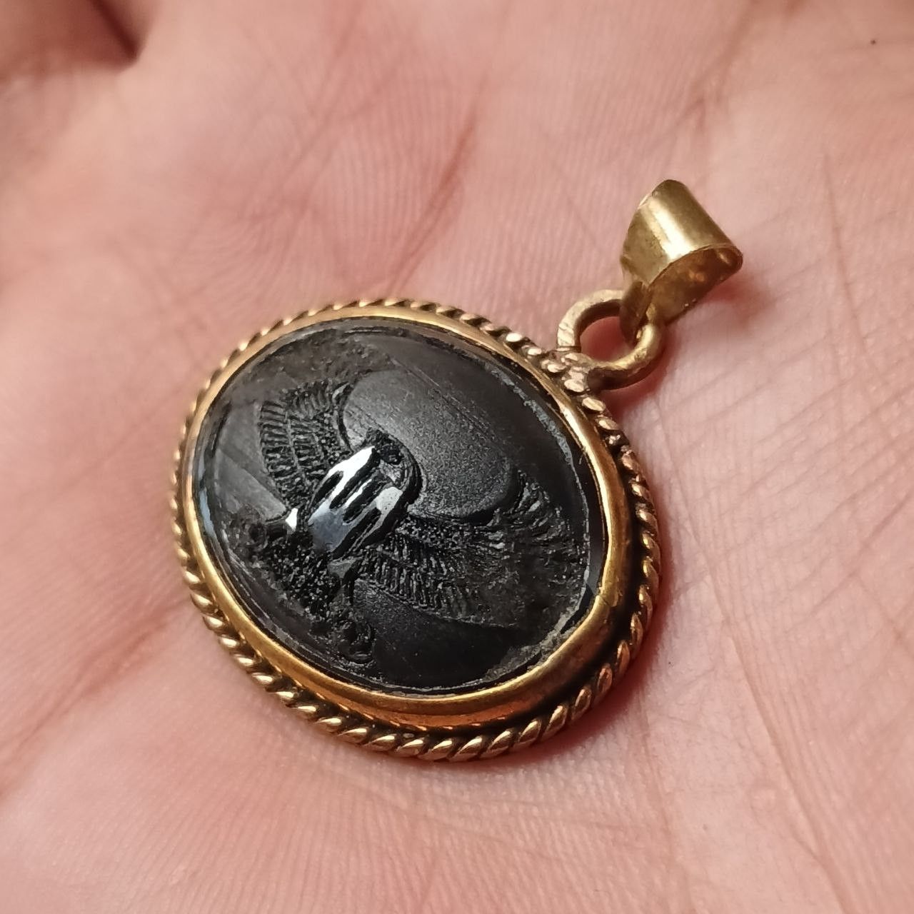 Vintage Vintage brass pendant with engraved eagle design Size ONE SIZE - 3 Thumbnail