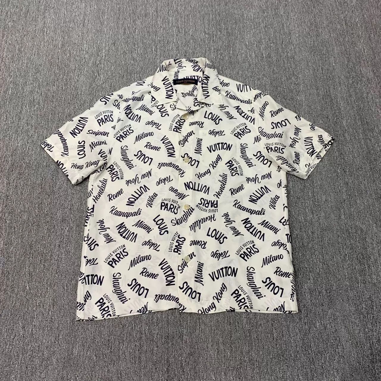 Louis Vuitton LV White All Over Print Short-Sleeve Shirt S 95 New JZ1190 Size US S / EU 44-46 / 1 - 1 Thumbnail