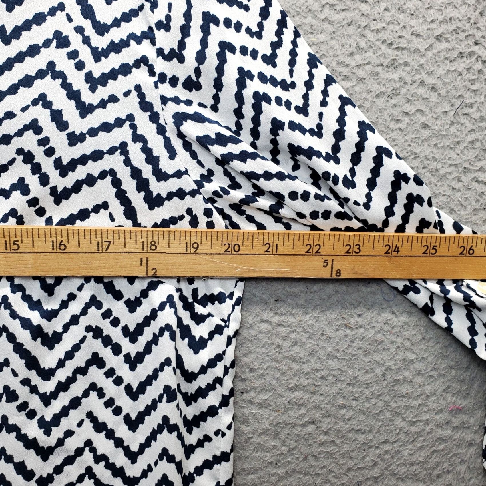 Ann Taylor Ann Taylor Shirt Womens 12 Multi Chevron Roll Tab Sleeve Button-Up Size XL / US 12-14 / IT 48-50 - 3 Thumbnail