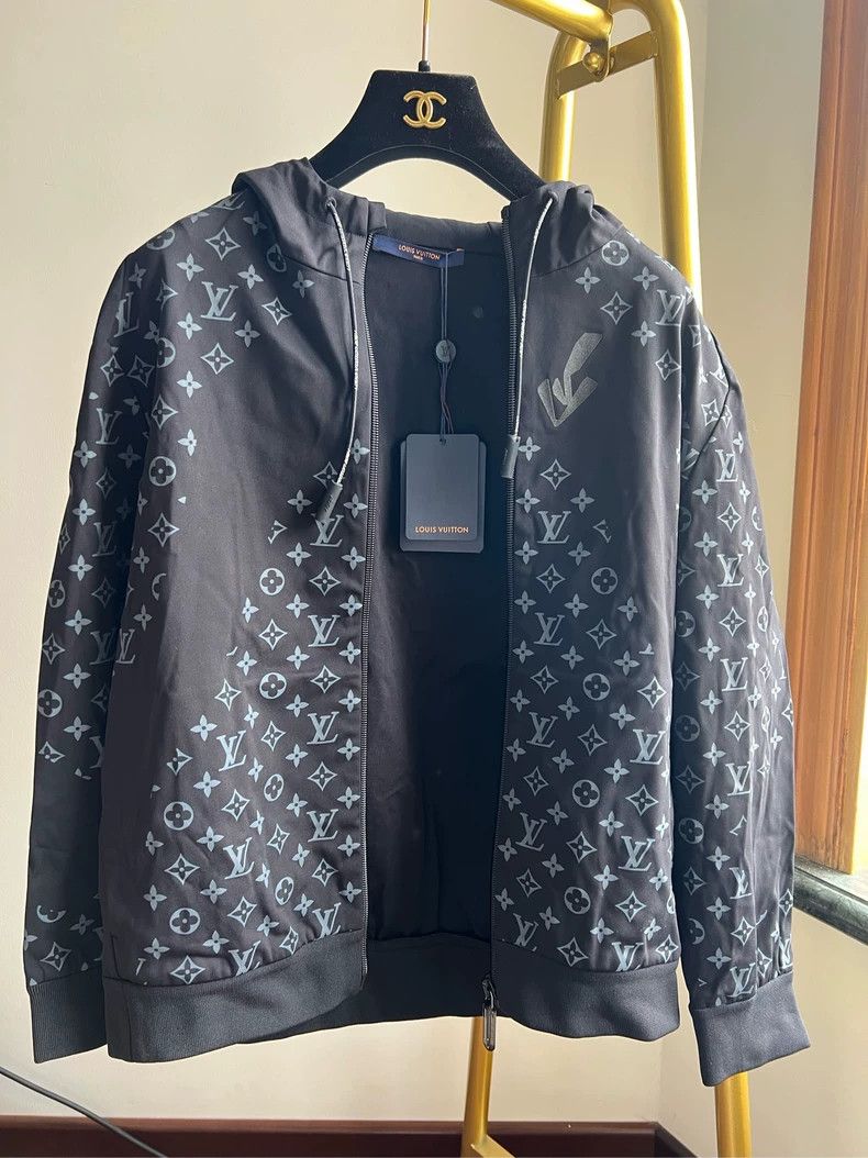 Louis Vuitton louis vuitton 2054 Series Full Logo Design Gradient Blue H Size US XS / EU 42 / 0 - 1 Thumbnail