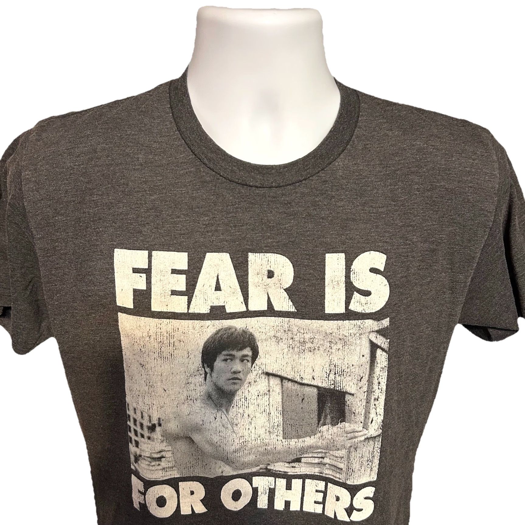 Lee Bruce Lee Fear Is For Others Shirt Mens Medium Dark Heather Gray Short Sleeve Size US M / EU 48-50 / 2 - 5 Thumbnail