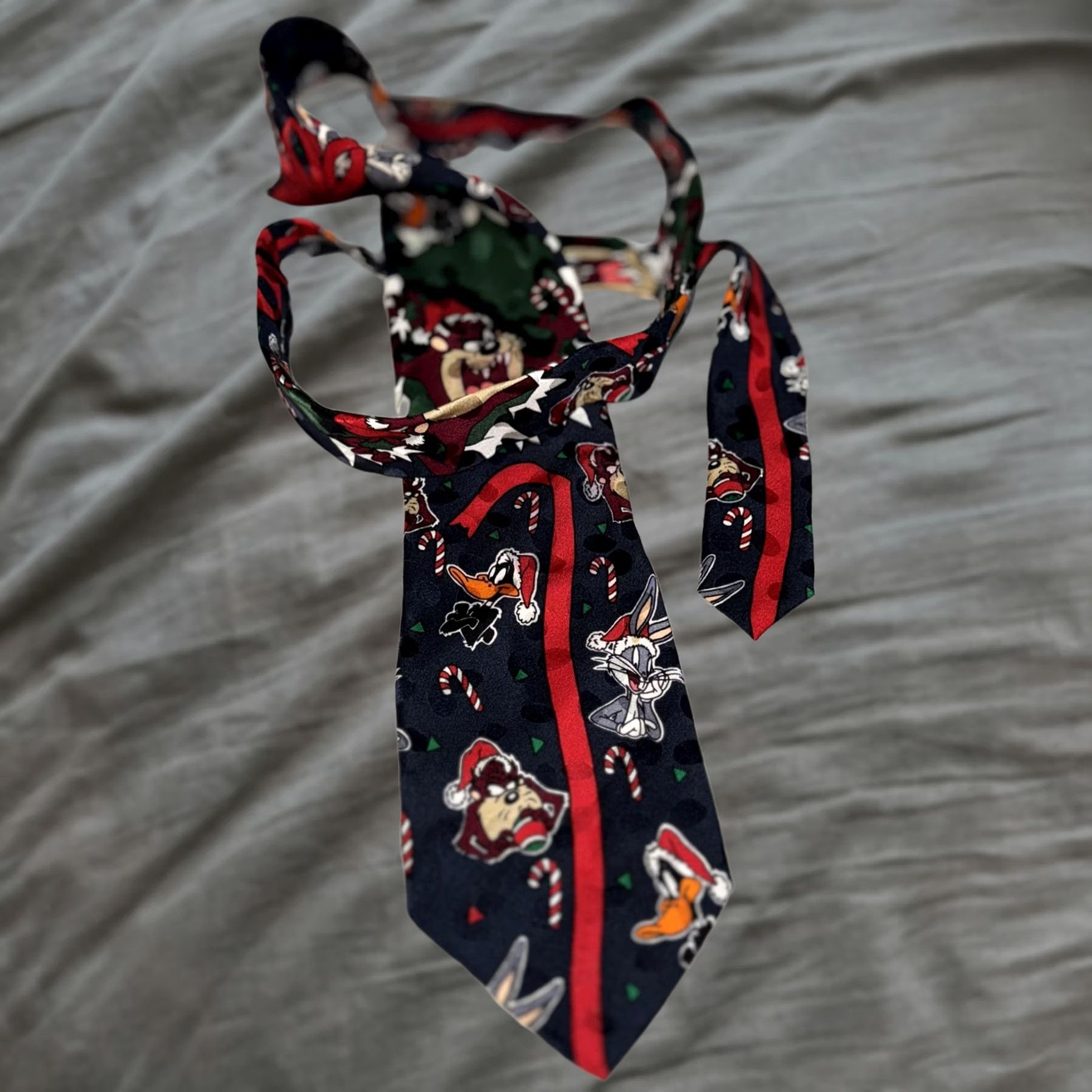 Vintage Vintage Looney Tunes Mania Tie Mens Christmas Holiday Silk Bugs Bunny Daffy Duck Taz 90s Size ONE SIZE - 1 Thumbnail