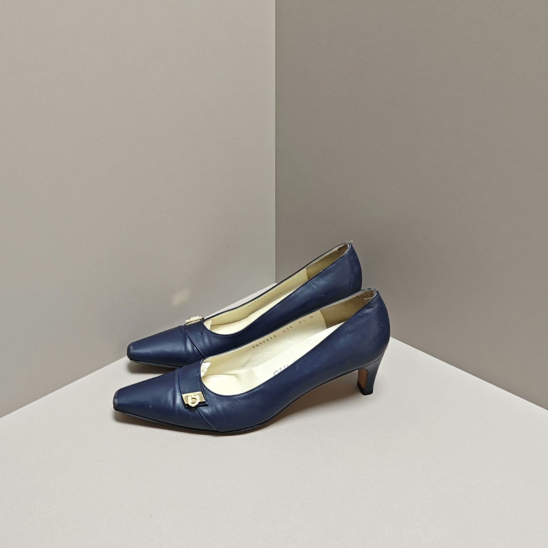 Salvatore Ferragamo Salvatore Ferragamo Lowtop Sneakers us_7 Women Size US 7 / IT 37 - 1 Thumbnail
