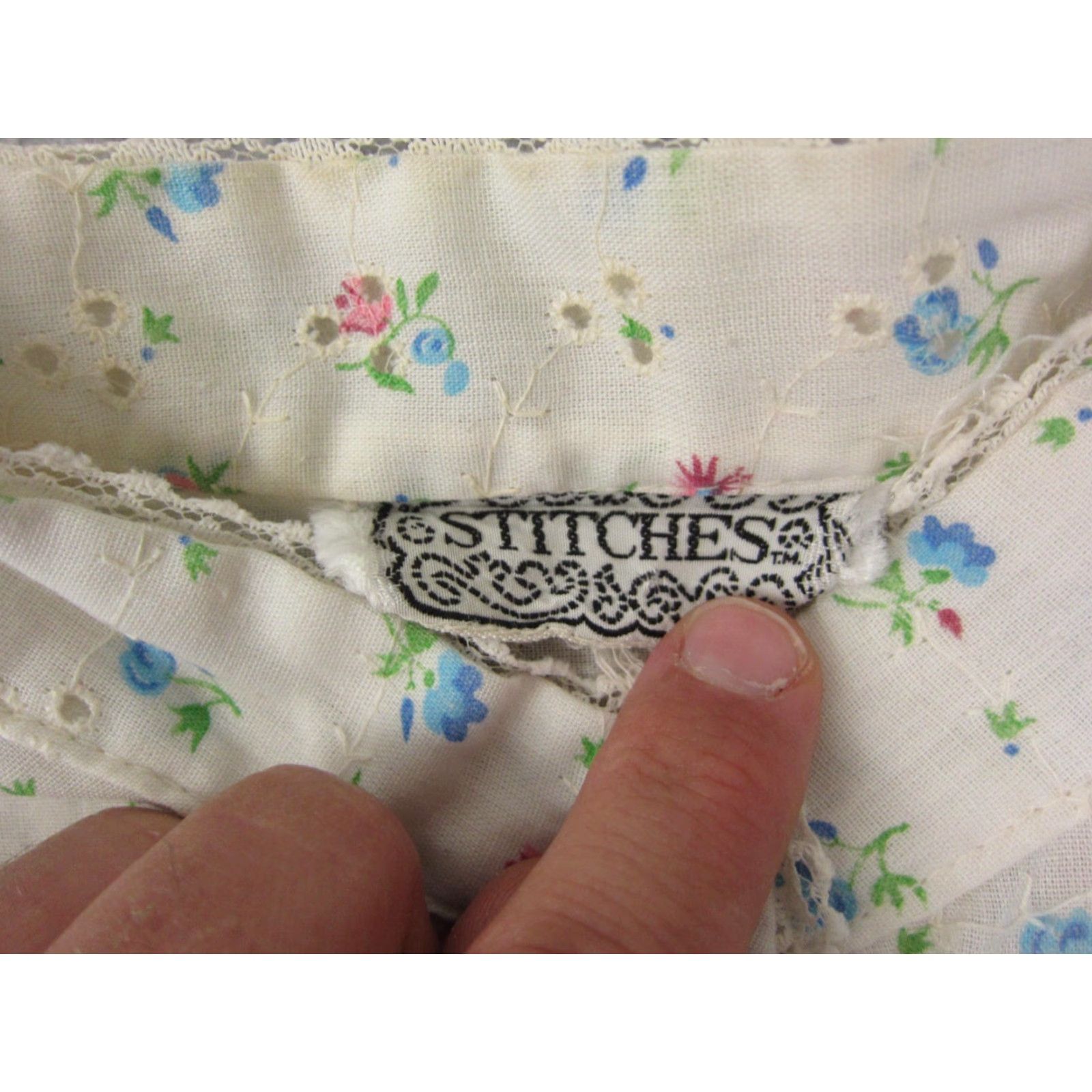 Vintage VINTAGE Stitches Blouse Shirt Womens Small White Floral Sleeveless Collared 90s Flower Casual Lightweight Womens Blouse Size S / US 4 / IT 40 - 5 Thumbnail
