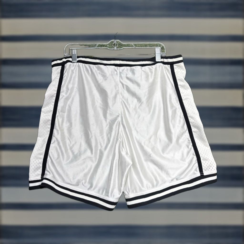 Nike VINTAGE Nike Shorts Mens L White Satin Lined 6" Inseam Basketball Dazzle Y2k Size US 33 - 1 Thumbnail