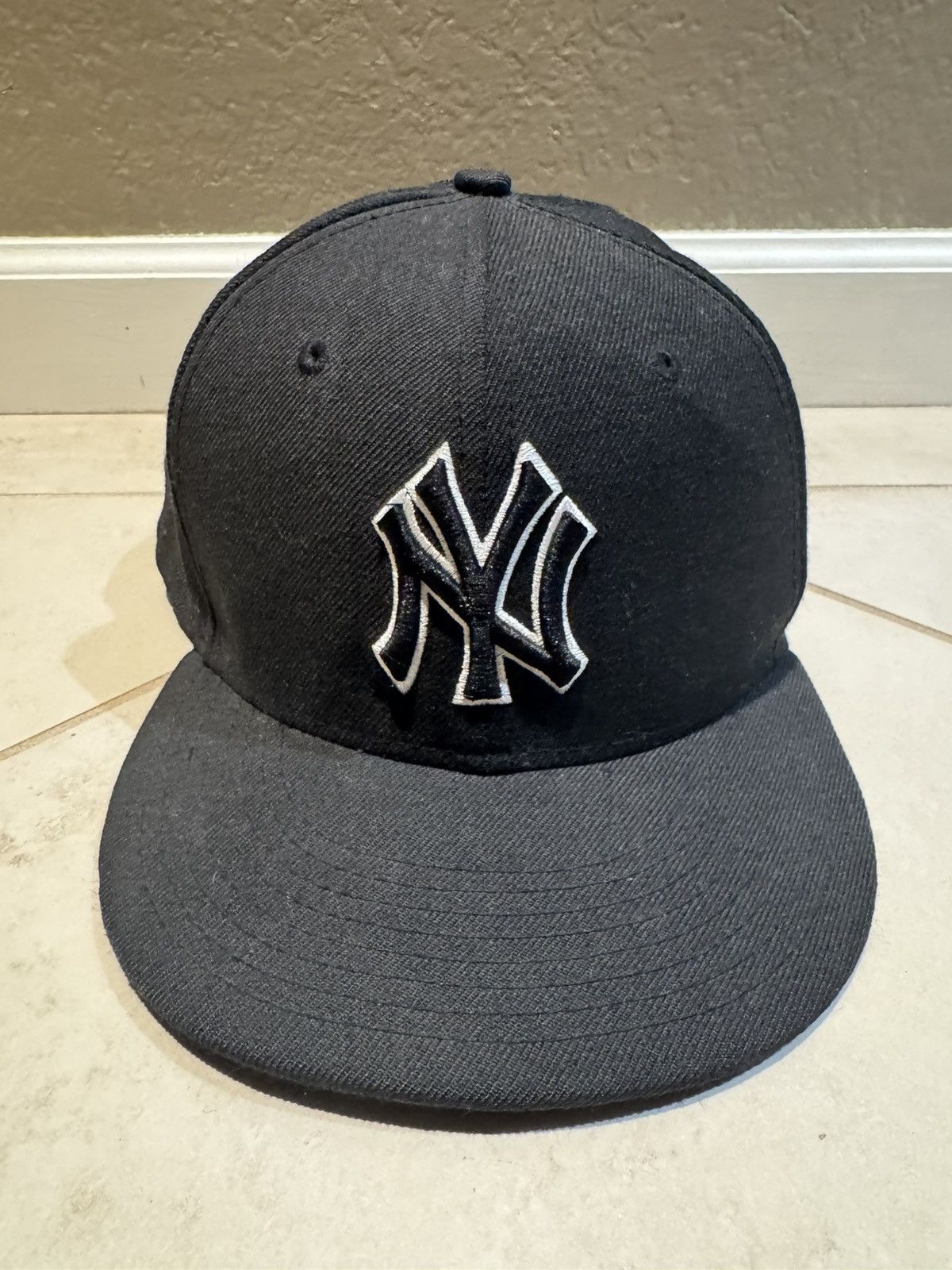 New York Yankees 2000s 7 3/4 Fitted Yankee Cap Black White Outline Size ONE SIZE - 1 Thumbnail