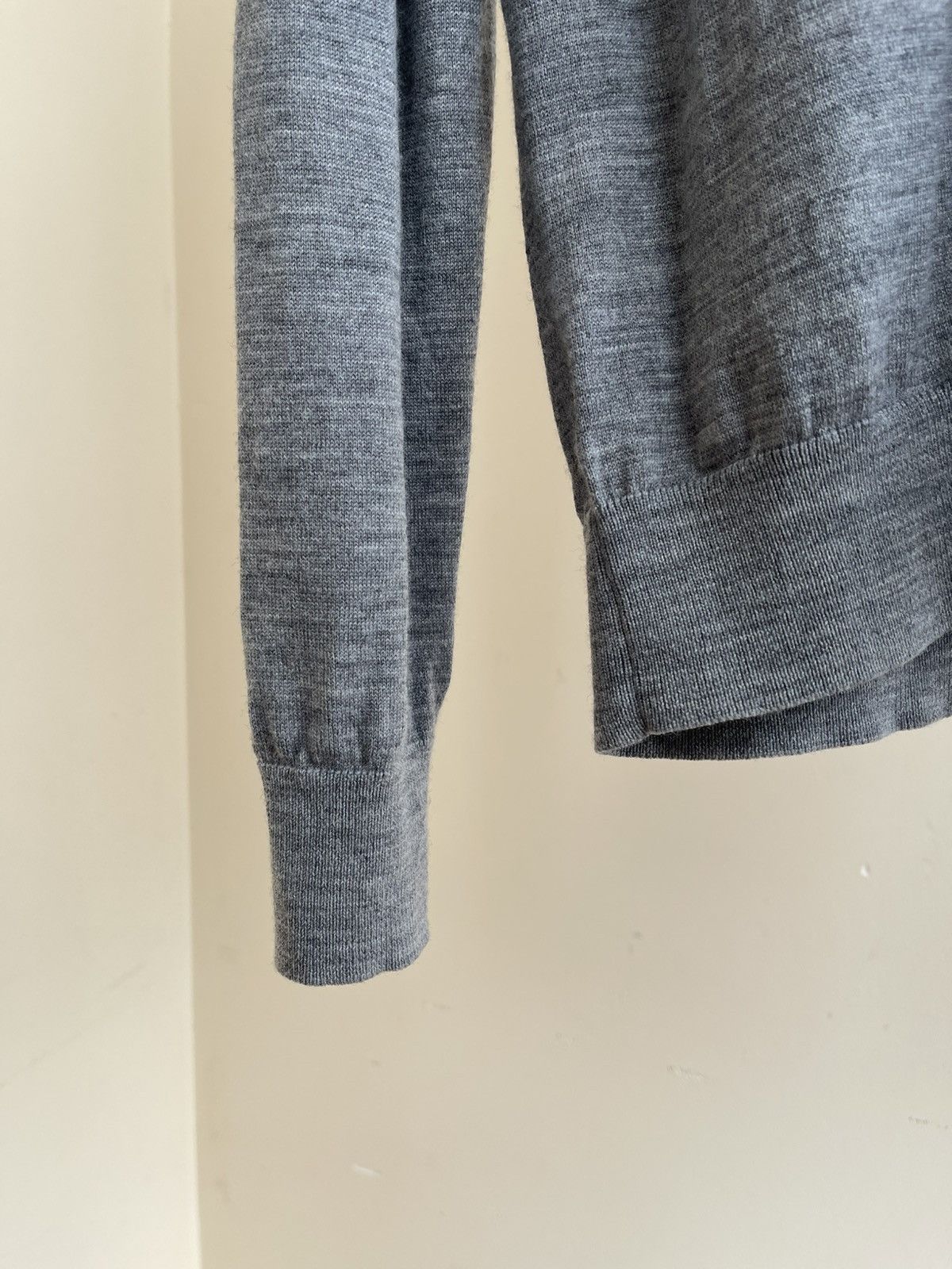 Uniqlo Uniqlo V-Neck Pure New Wool Lightweight Button-Up Cardigan Size US L / EU 52-54 / 3 - 5 Thumbnail