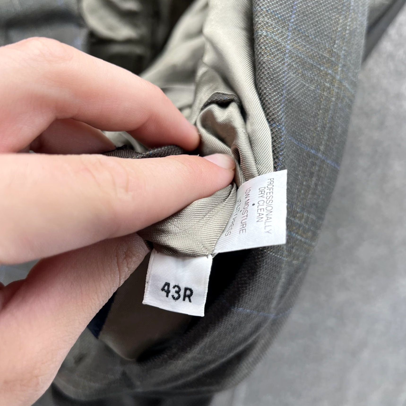 Hart Schaffner Marx Hart Schaffner Marx Suit Jacket Mens 43R Gray Plaid Two Button Notch Lapel Jacket/Coat Regular Length Black or Gray? Size 46R - 3 Thumbnail