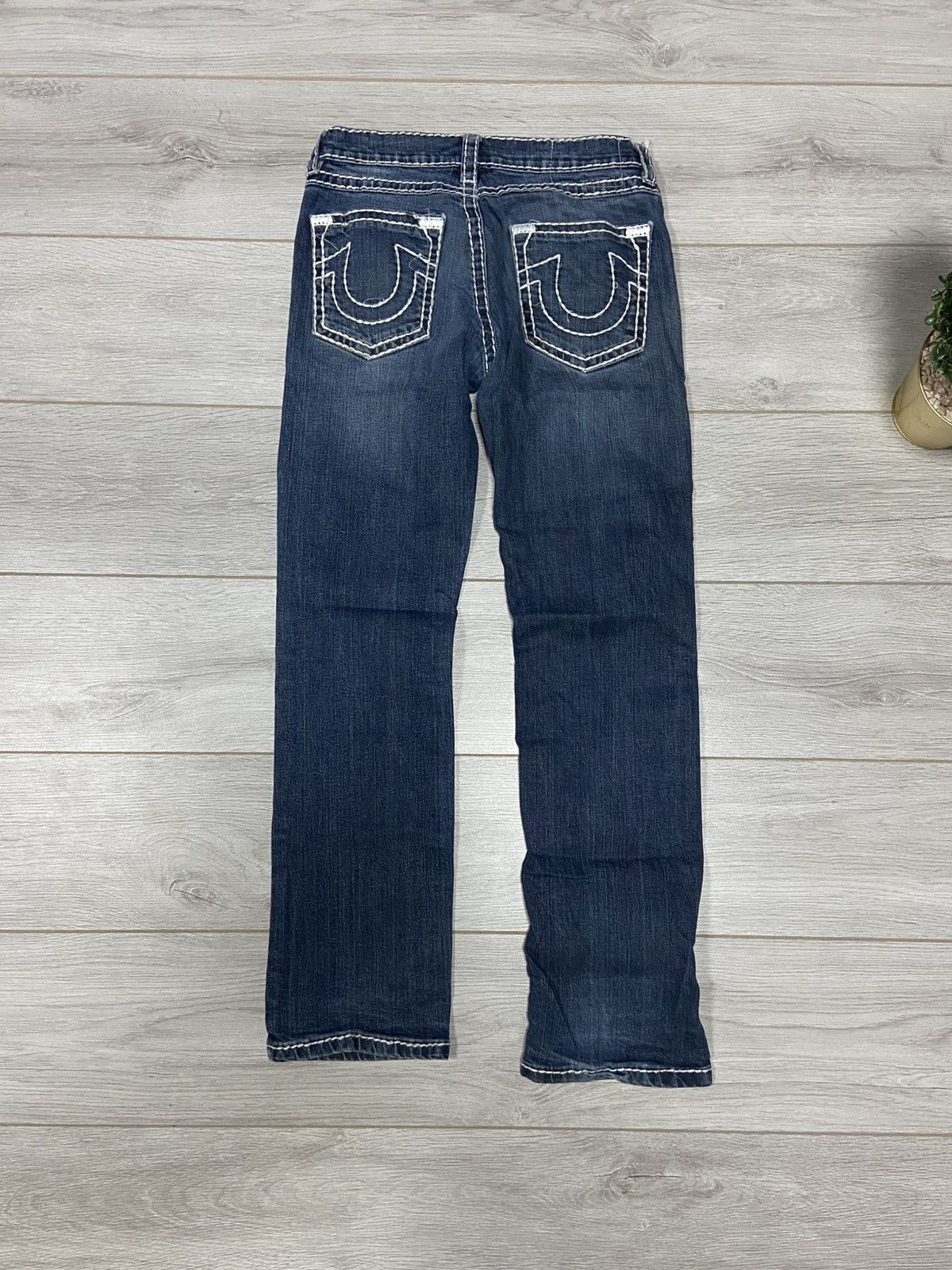 True Religion True Religion white stitched horse shoe vintage denim jeans Size US 30 / EU 46 - 2 Thumbnail