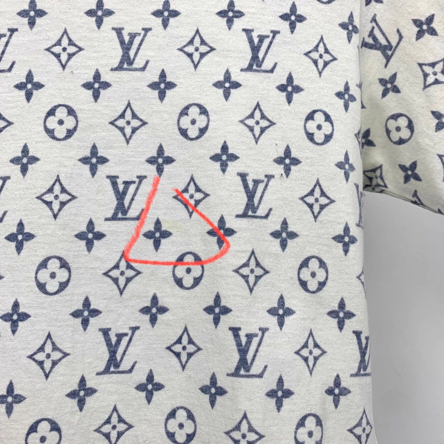 Louis Vuitton LOUIS VUITTON Monogram Logo Chain Collar T-Shirt S Size US S / EU 44-46 / 1 - 9 Thumbnail
