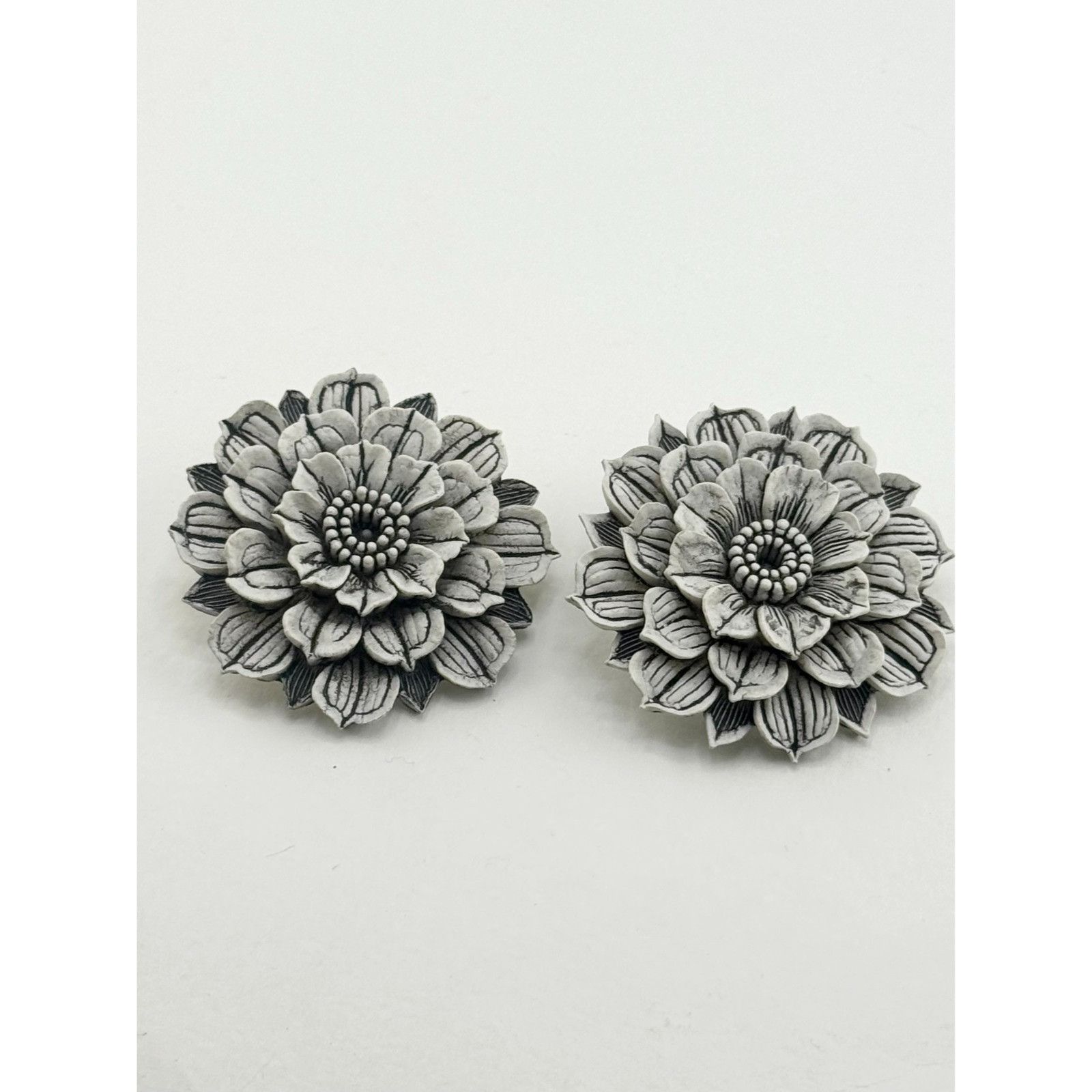 Vintage Vintage Celluloid flower clip on earrings Size ONE SIZE - 3 Thumbnail