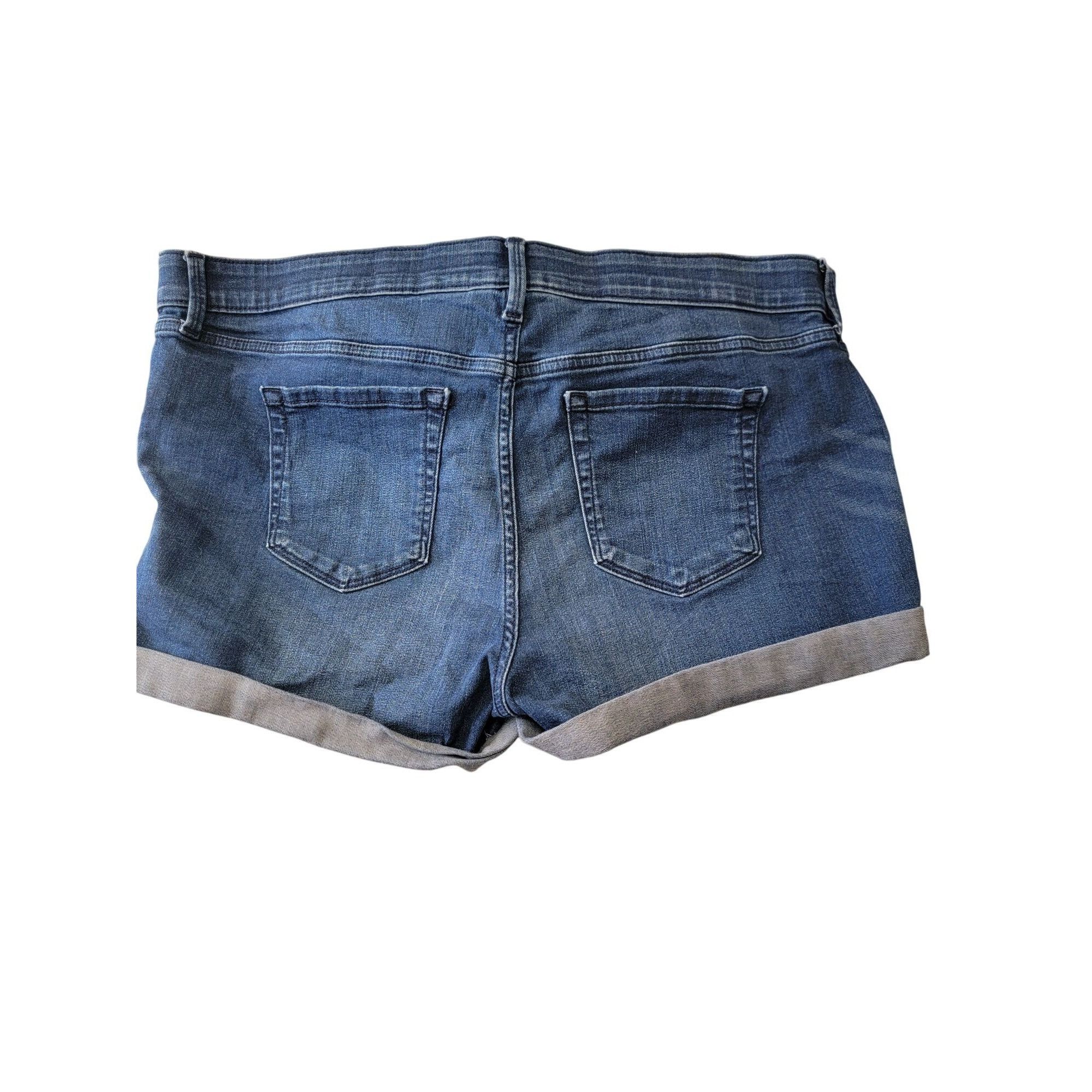 Other Maternity Inset Panel Midi Jean Shorts Ingrid & Isabel Size Size 40" / US 18 - 4 Thumbnail