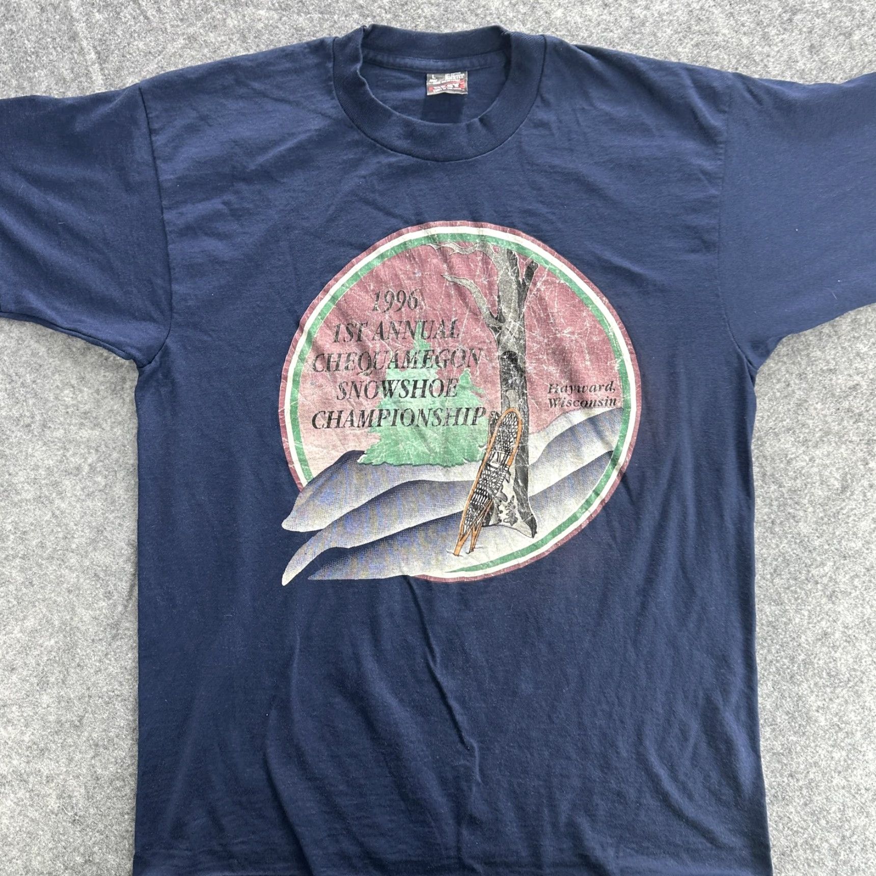 Fruit Of The Loom VINTAGE Chequamegon Snowshoe Championship Shirt Mens L Blue 90s Sports Graphic Print 1996 Hayward Wisconsin Mens Size US L / EU 52-54 / 3 - 2 Thumbnail