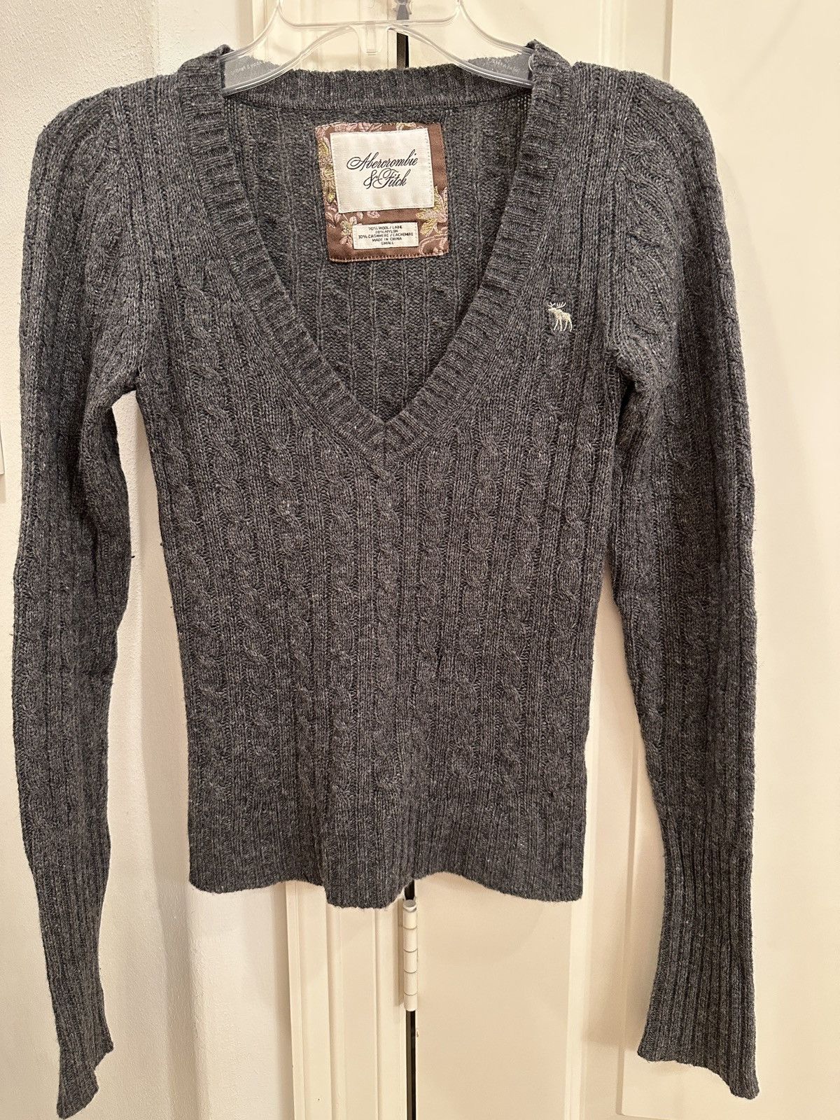 Abercrombie & Fitch Women’s Abercrombie & Fitch Gray, V-neck Sweater, size S Size S / US 4 / IT 40 - 1 Thumbnail