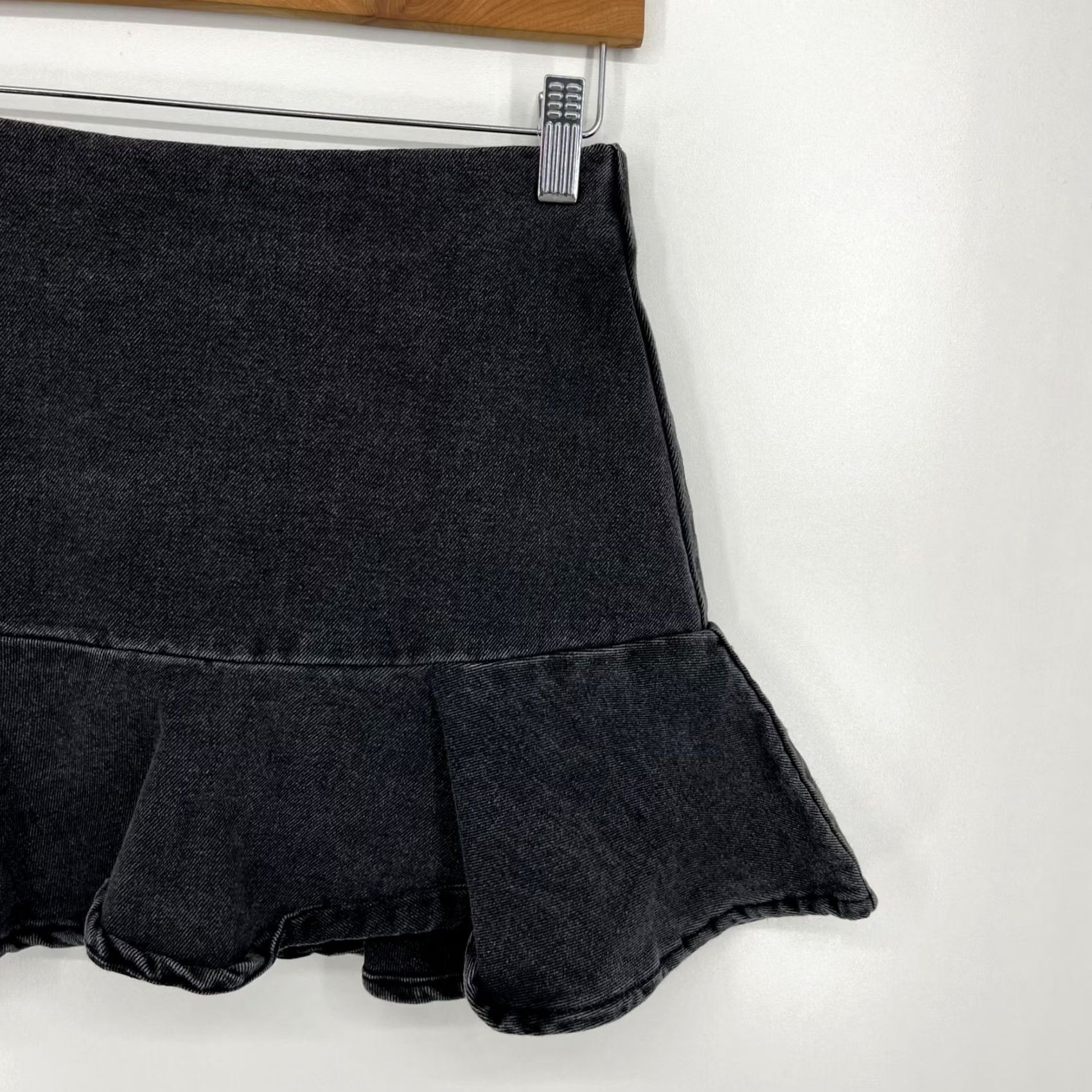 Forever 21 FOREVER 21 Mini Skirt Women's S Black Ruffle Back Zip Cotton Denim 90s Size 28" / US 6 / IT 42 - 3 Thumbnail