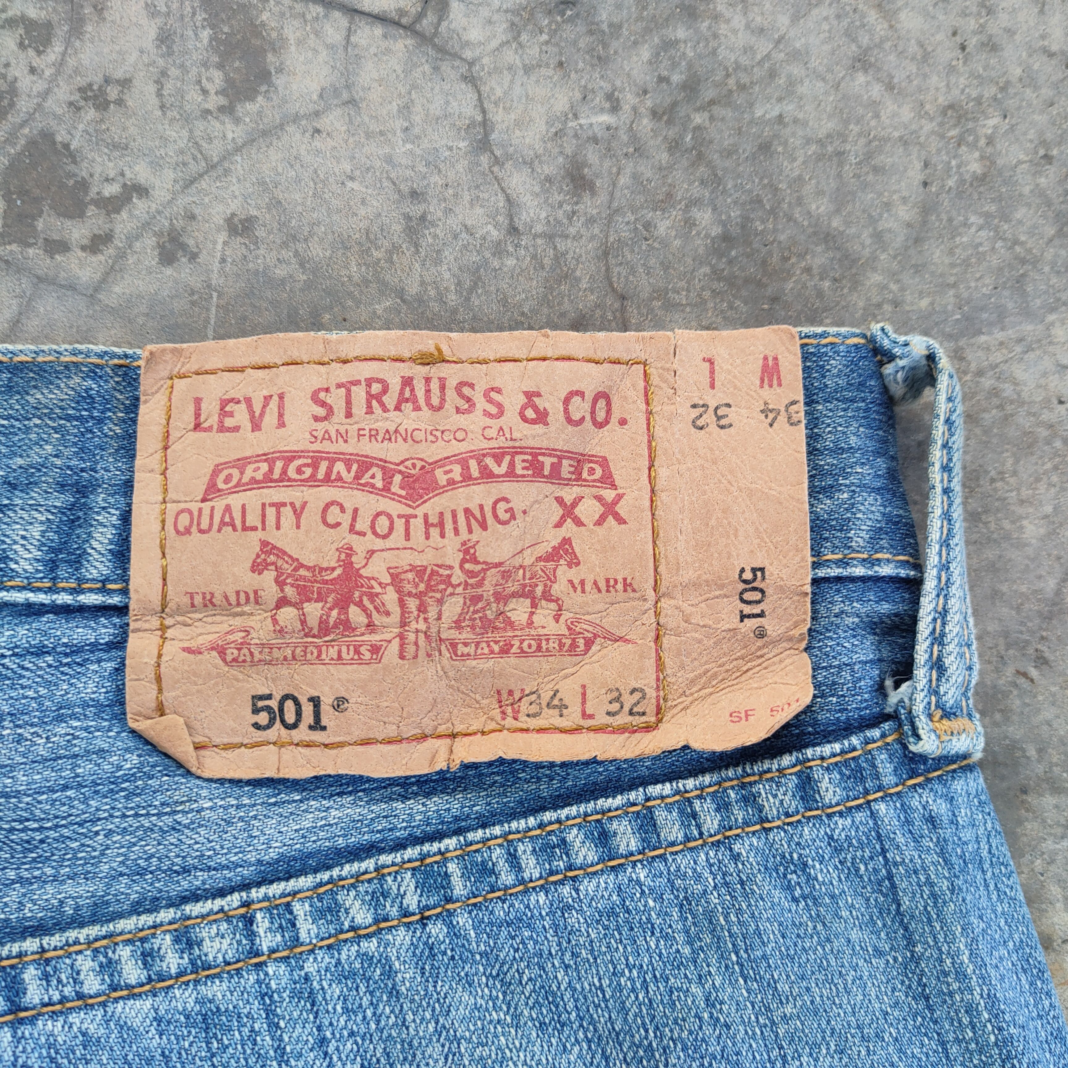 Levi's Vintage Clothing VINTAGE LEVI'S 501 04' FADED RIPPED JEANS DENIM PANTS Size US 35 - 15 Thumbnail