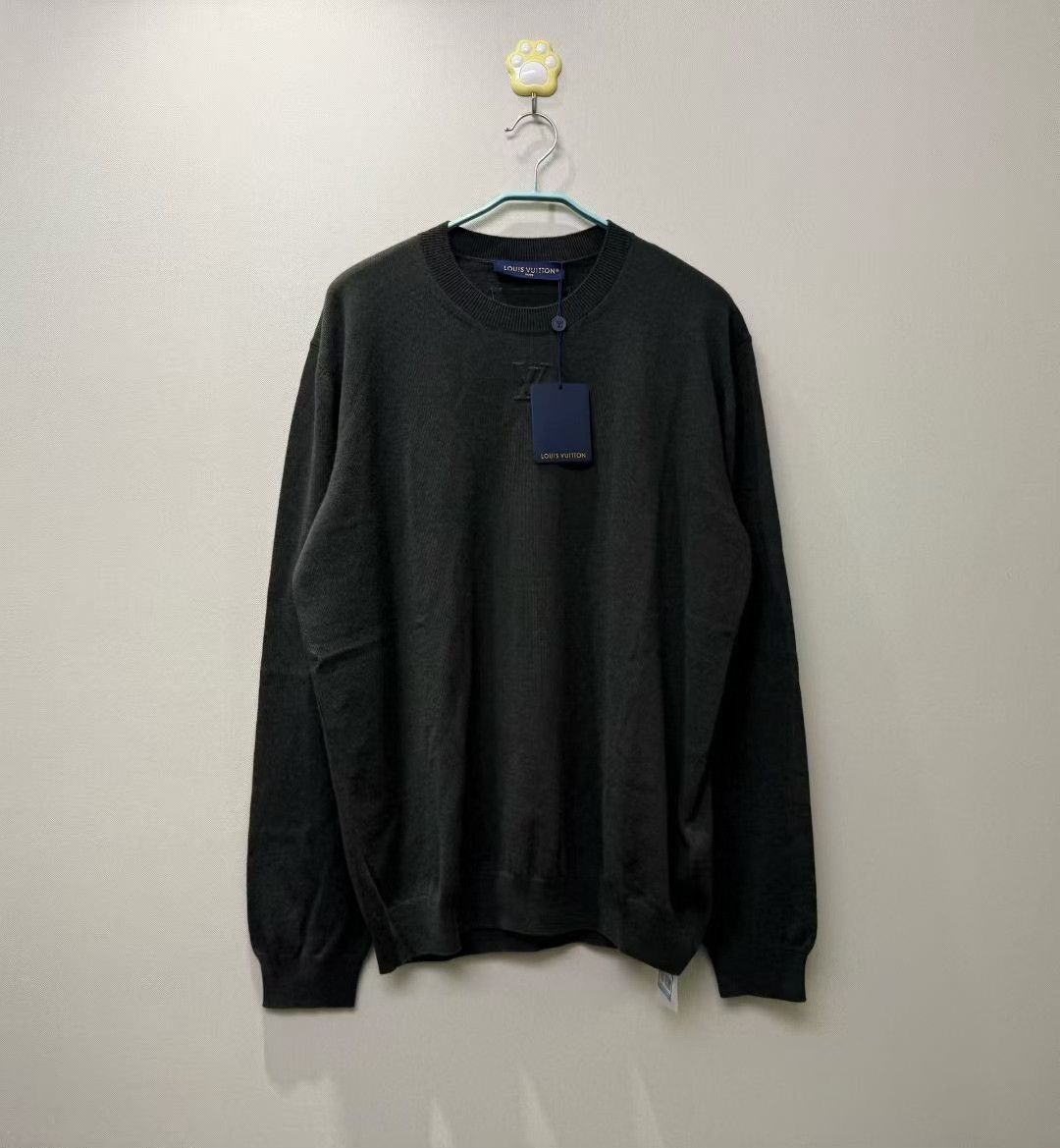 Louis Vuitton Louis Vuitton Gray Embossed Logo Sweater Size US XL / EU 56 / 4 - 1 Thumbnail