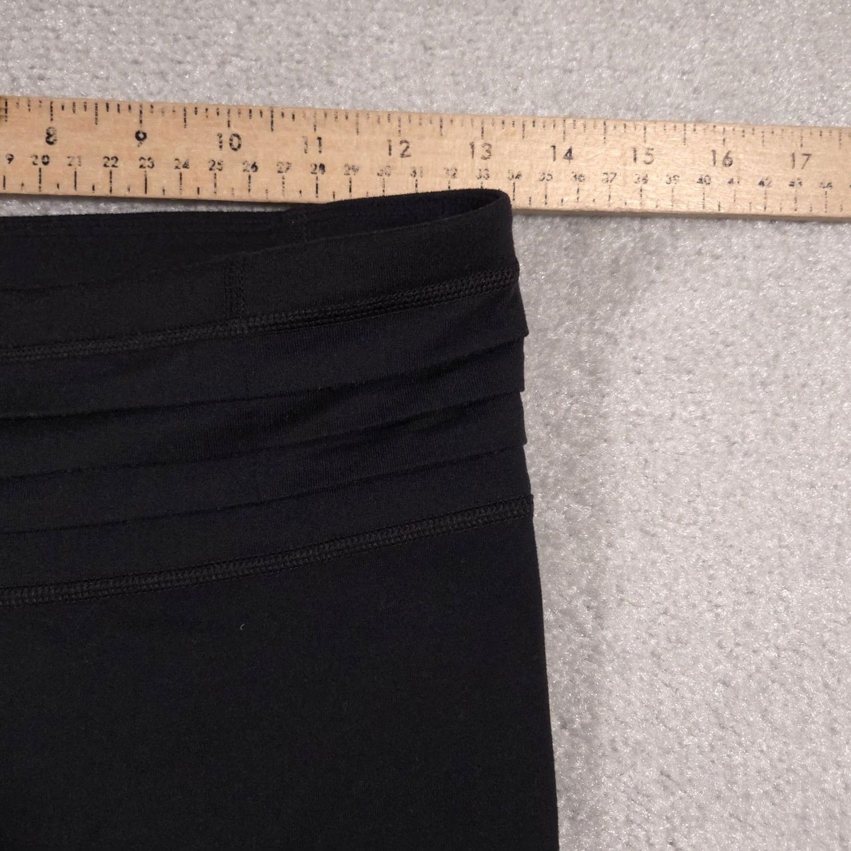 Under Armour Under Armour Leggings Womens Small AllSeason Gear Cropped Yoga Activewear Gym Black Capri Short Inseam 19in Womens/S Size 28" / US 6 / IT 42 - 6 Thumbnail