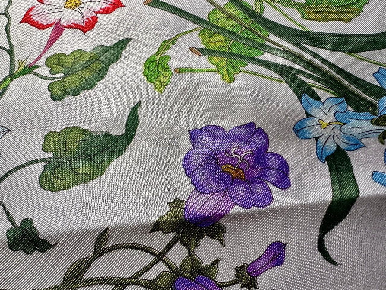 Gucci Authentic Gucci FloraPrinted Silk Twill Carré Scarf Size ONE SIZE - 8 Thumbnail