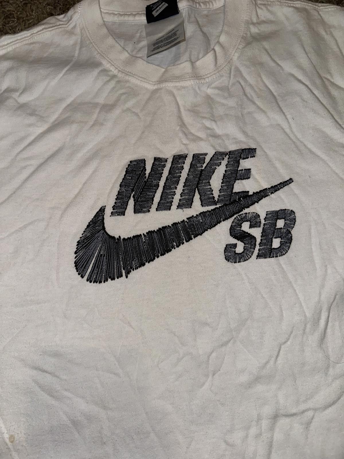 Nike Vintage Nike SB Logo Skate T-Shirt 2011 Size US M / EU 48-50 / 2 - 2 Thumbnail