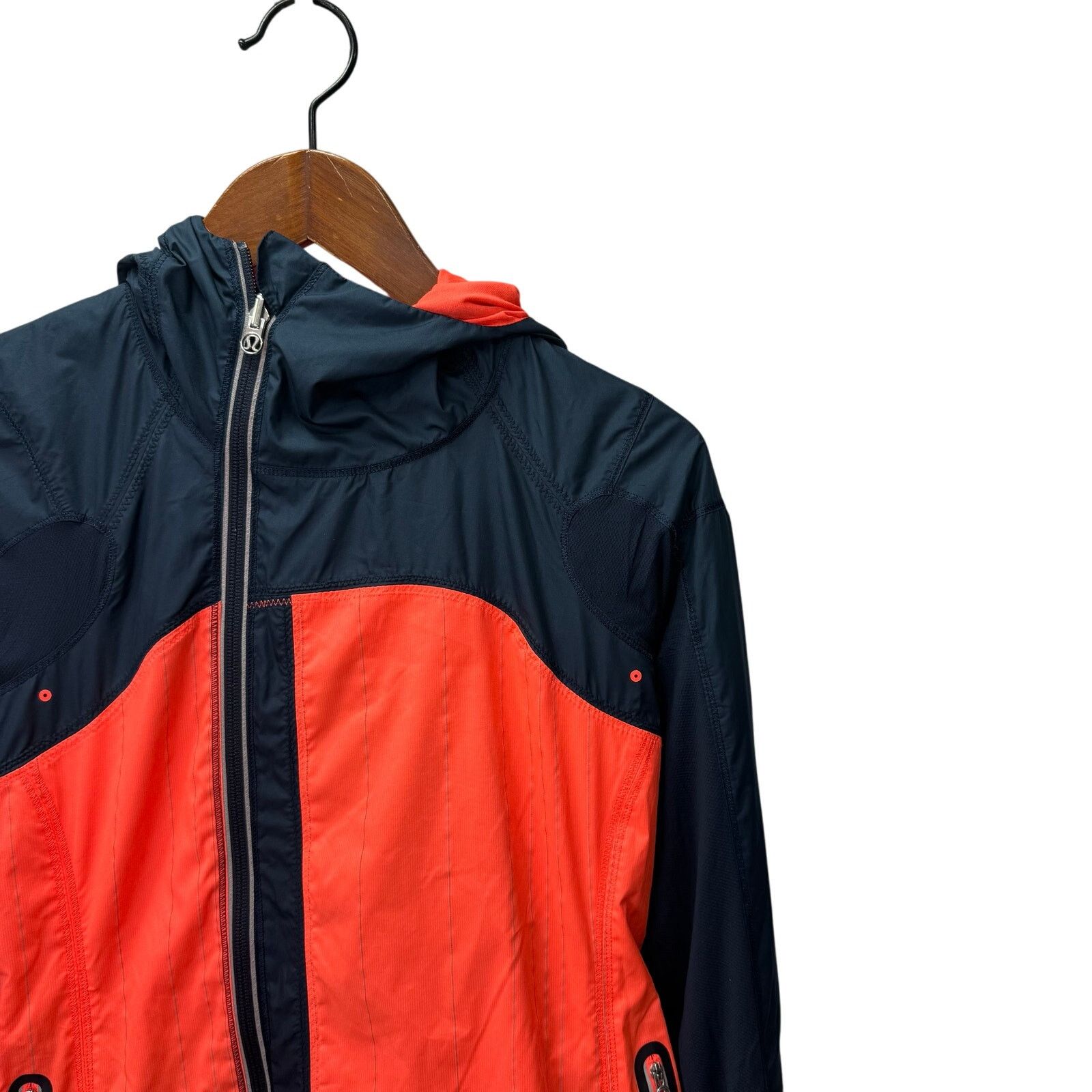 Lululemon Lululemon Get Up and Glow Running Jacket sz 4 Full Zip #H4 Size S / US 4 / IT 40 - 8 Thumbnail