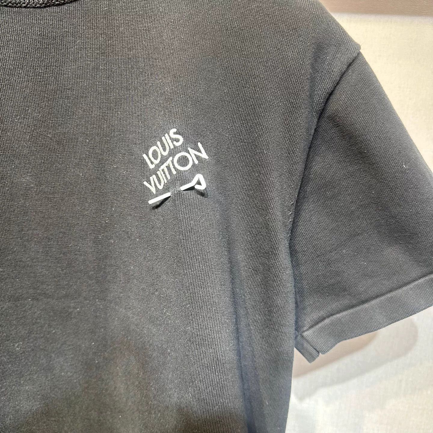 Louis Vuitton lv black pin logo short-sleeve L Size US L / EU 52-54 / 3 - 2 Thumbnail