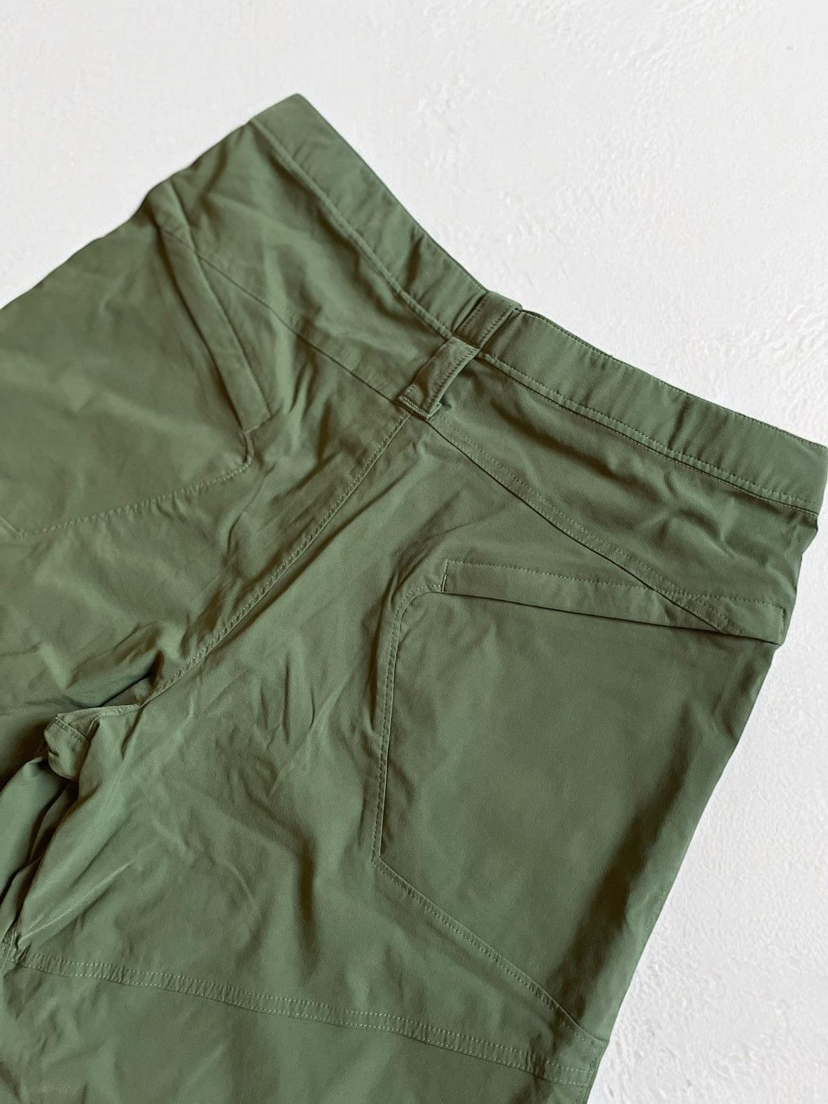 Nike ACG × Vintage OFFER!🫵🏻 NIKE ACG BIG LOGO CARGO POCKE SHORTS BERMUDA VINTAGE Size US 34 / EU 50 - 4 Thumbnail