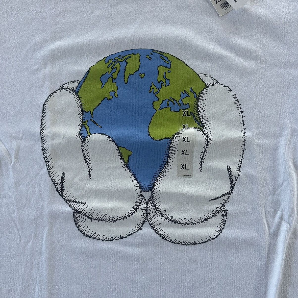 Kaws Kaws x Uniqlo “Peace for All” Shirt Size US XL / EU 56 / 4 - 2 Thumbnail