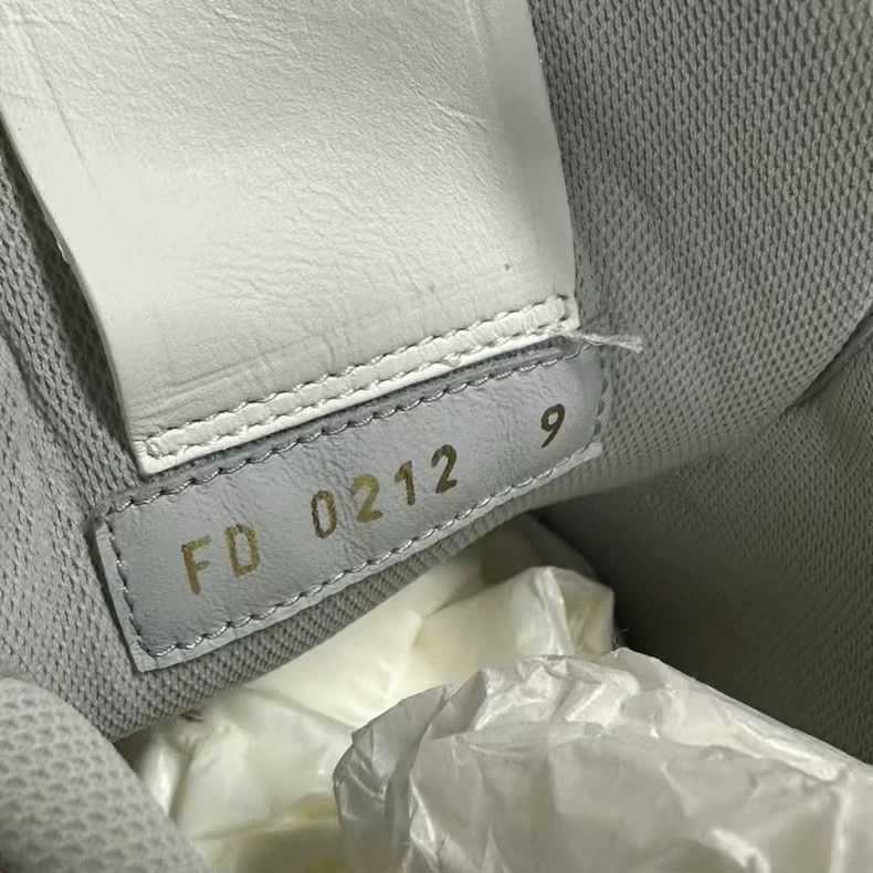 Louis Vuitton Louis Vuitton White Trainer Cowhide White Cement Low Top F Size US 7 / EU 40 - 6 Thumbnail